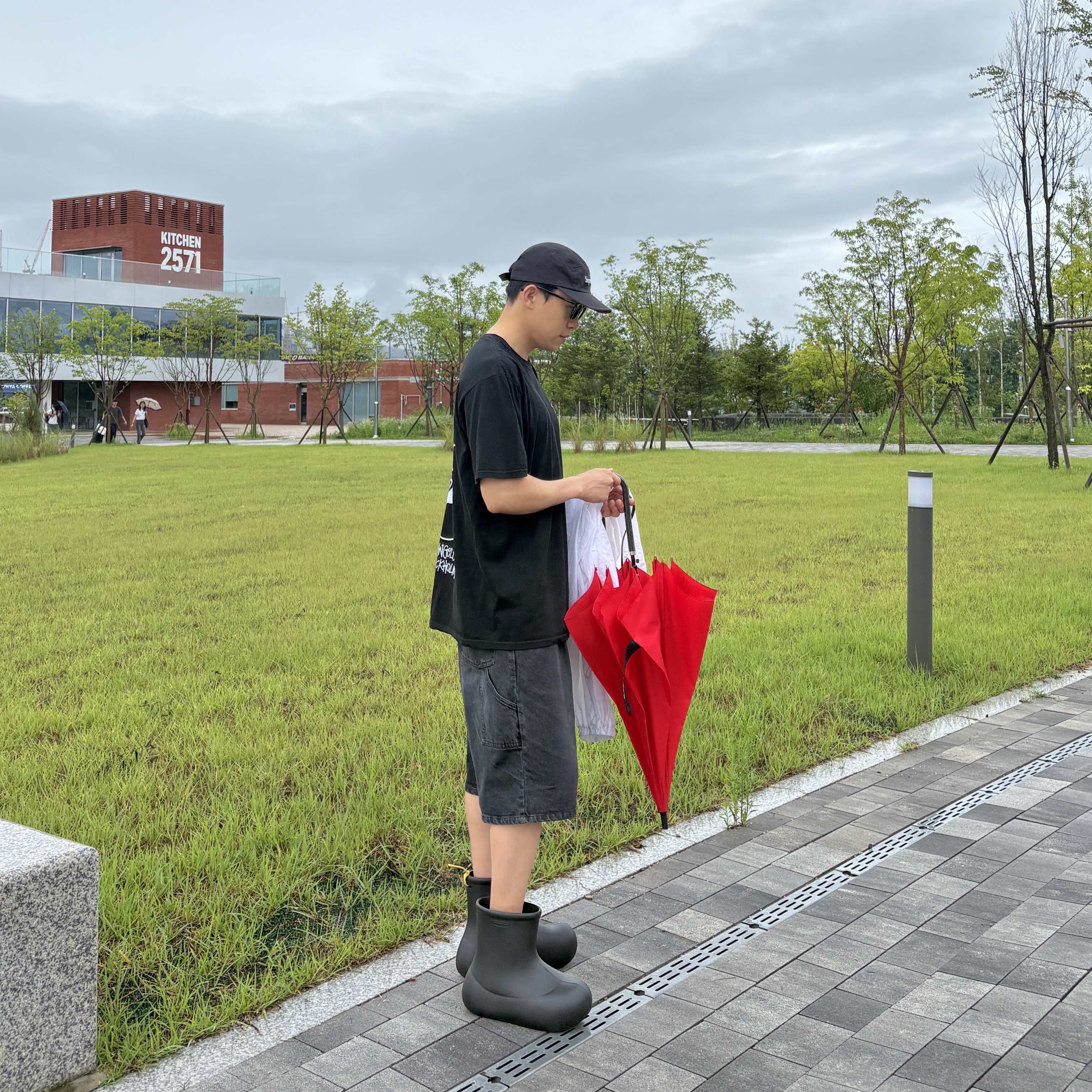 Supreme Washed Chino Twill Camp Cap Black - 24SS, Stussy x Our Legacy Work Shop 8 Ball Pigment Dyed Yin Yang T-Shirt Black 착용 스타일 - 4