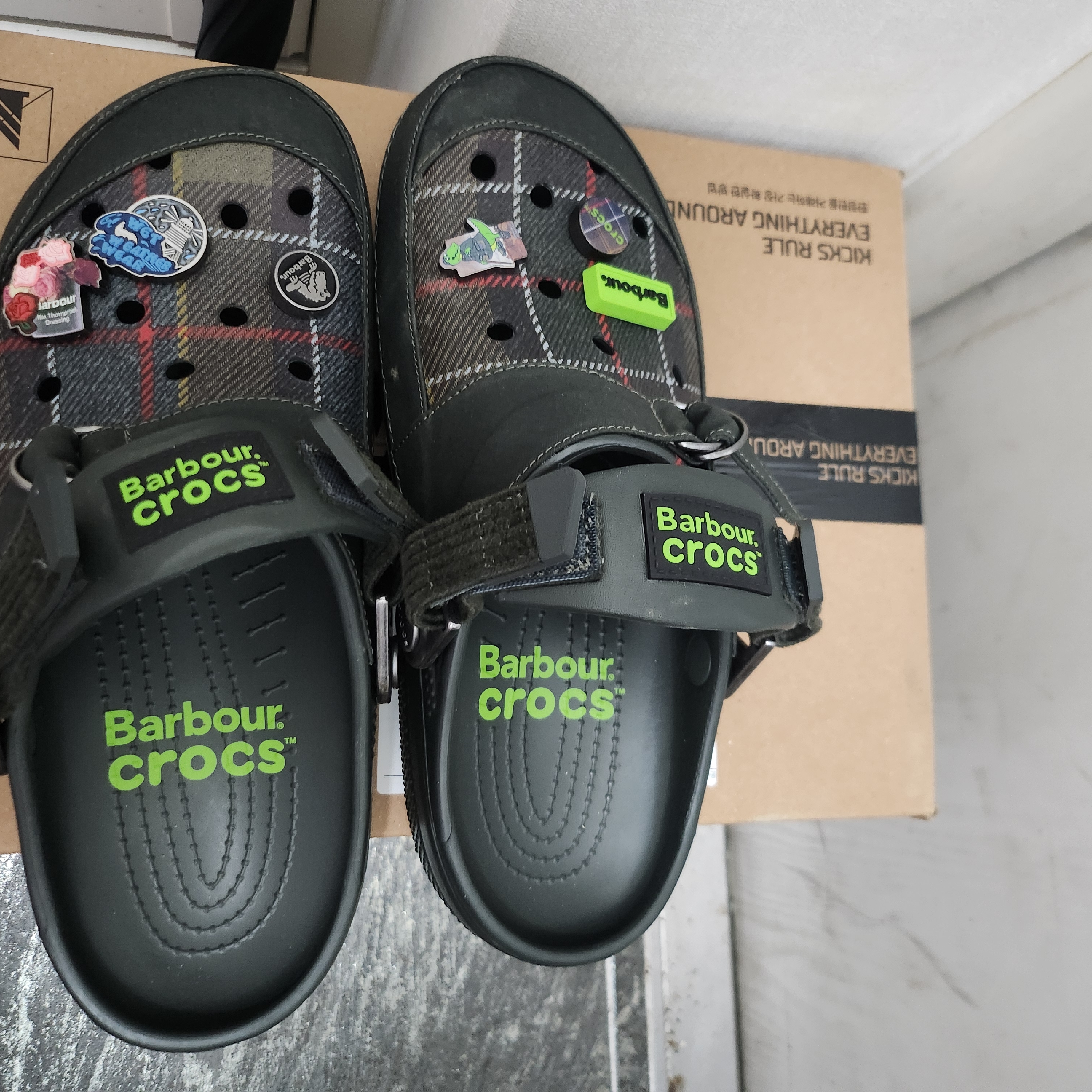 Crocs x Barbour Classic Clog Kelp 착용 스타일
