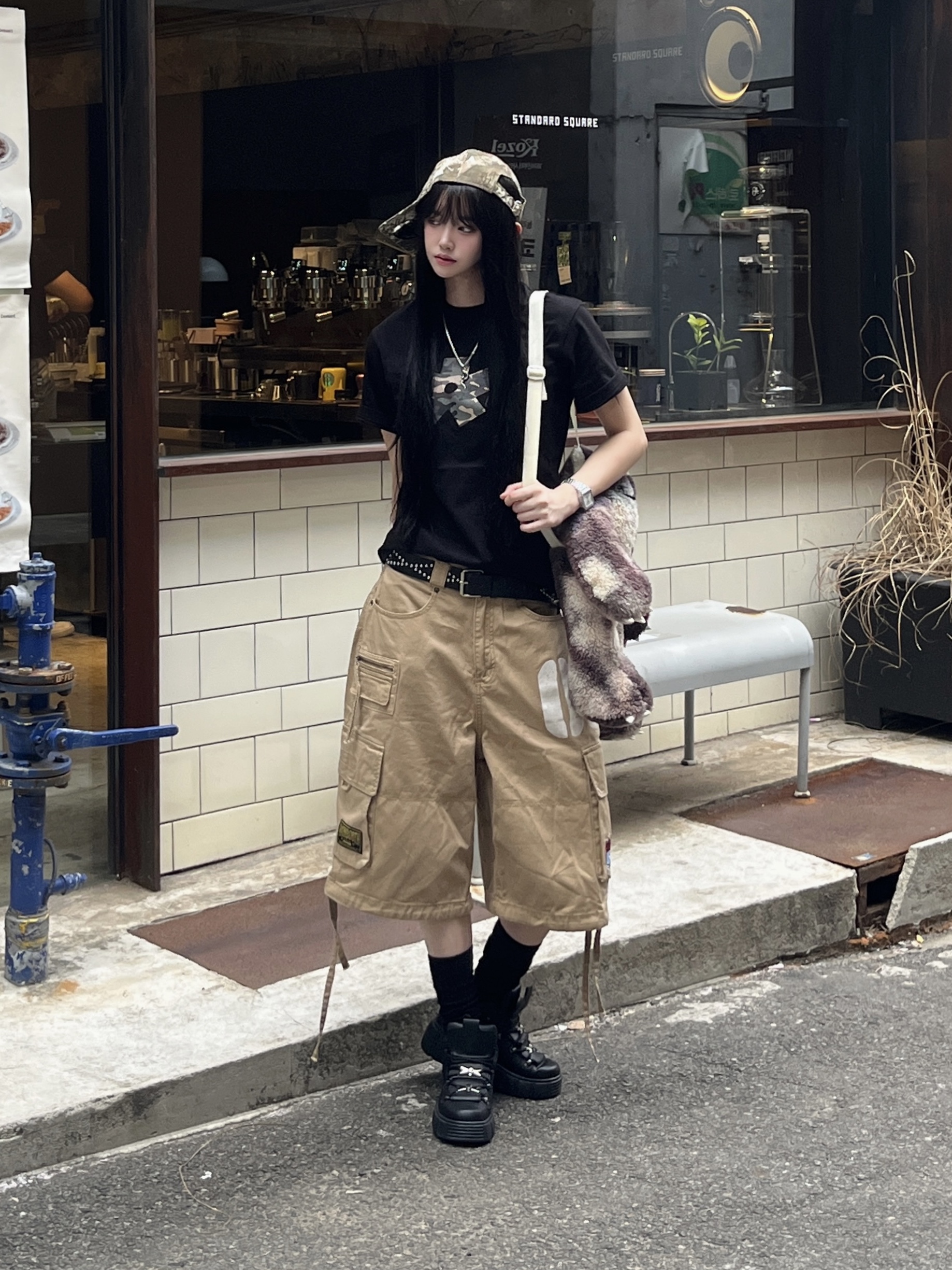 SLOW RECORD HOUSE Camo Bloom Star T-Shirt Black 착용 스타일 - 7
