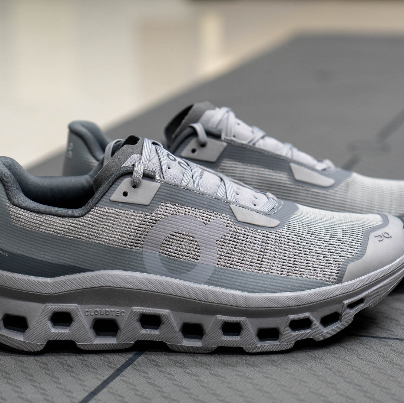 On Running Cloudmonster Void Alloy Glacier 착용 스타일
