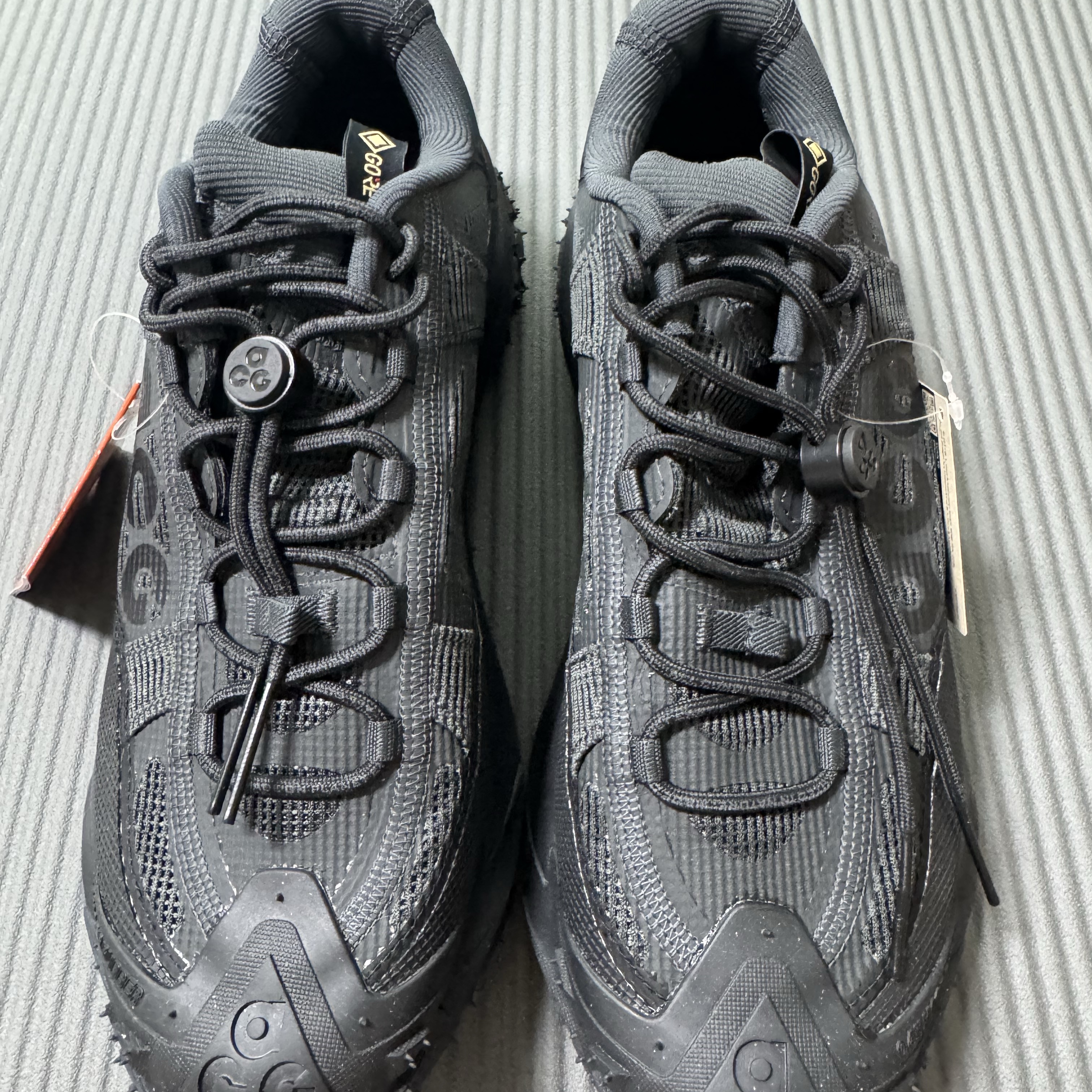 Nike ACG Mountain Fly 2 Low Gore-Tex Black and Dark Smoke Grey 착용 스타일 - 4
