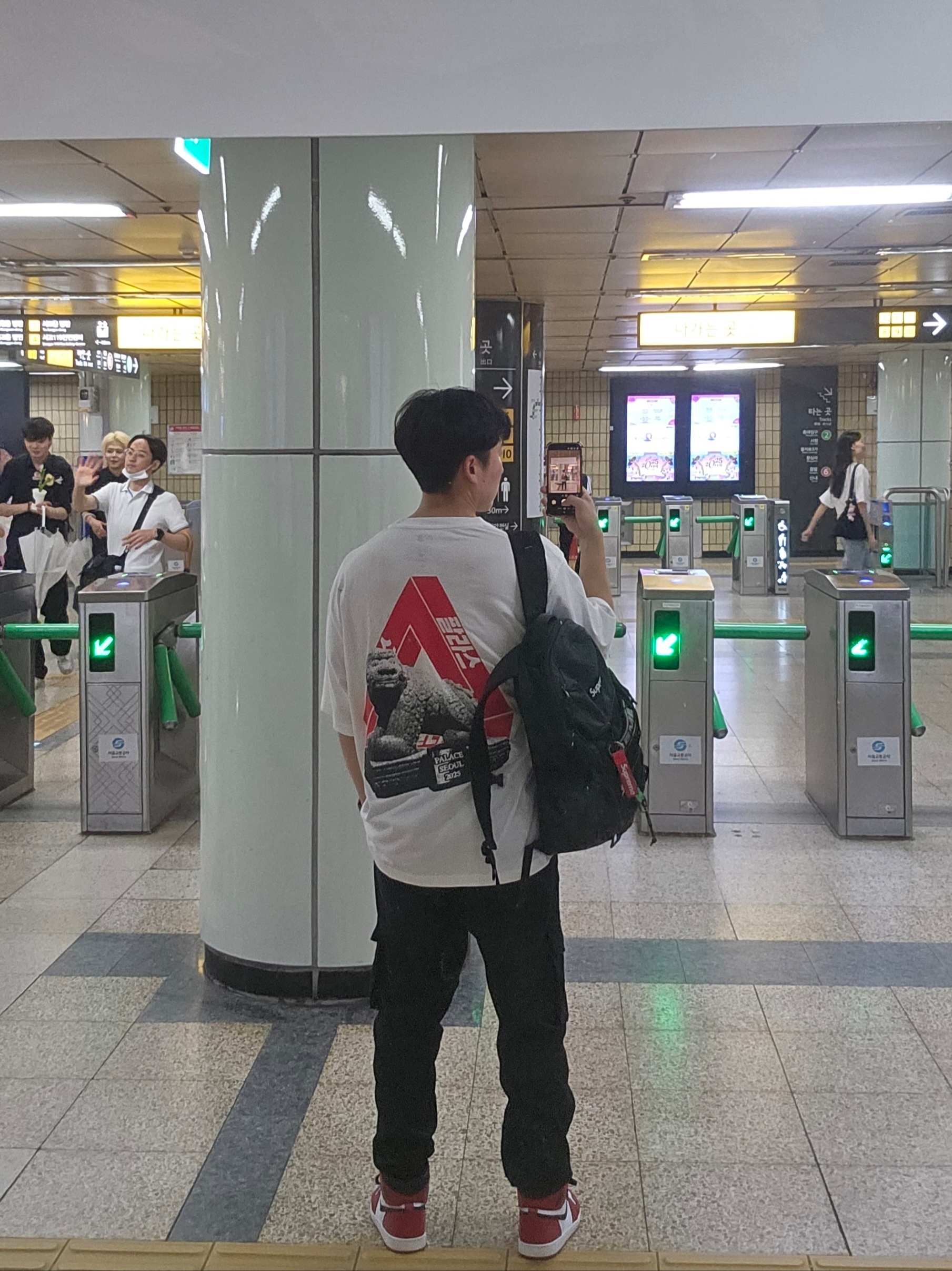 Palace Seoul 2 Seoul Tri-Ferg T-Shirt White - 25SS, Jordan 1 Retro High OG Chicago 2015 착용 스타일