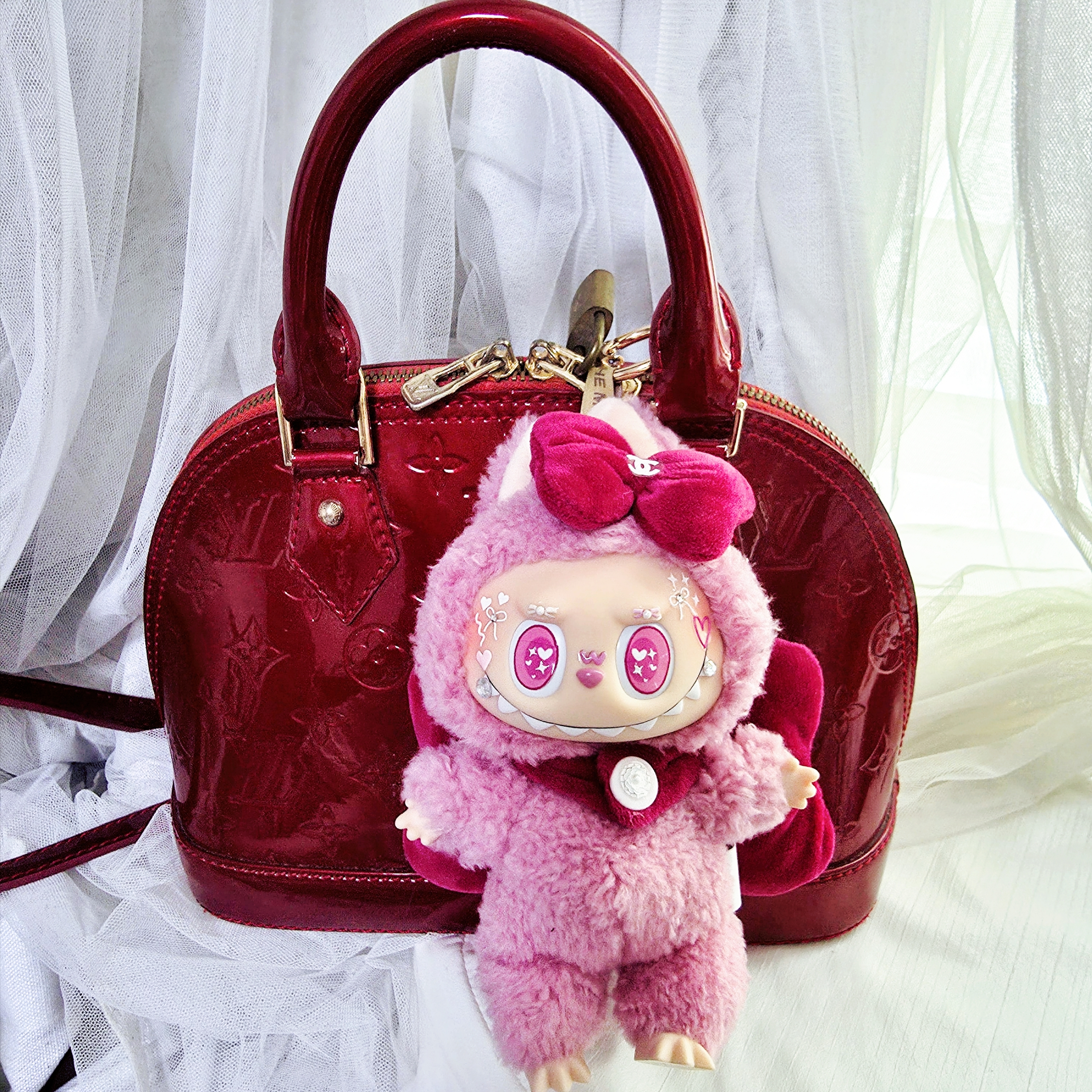 Pop Mart Labubu The Monsters Labubu Tasty Macarons Series Lyche Berry Keyring 착용 스타일 - 1