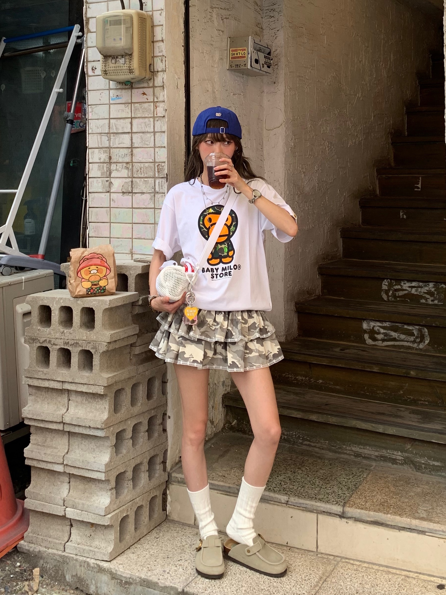 (W) BAPE Milo Regular Fit T-Shirt White, Farven x Tanning Hello Kitty Embroidered Ball Cap_Blue 착용 스타일 - 1