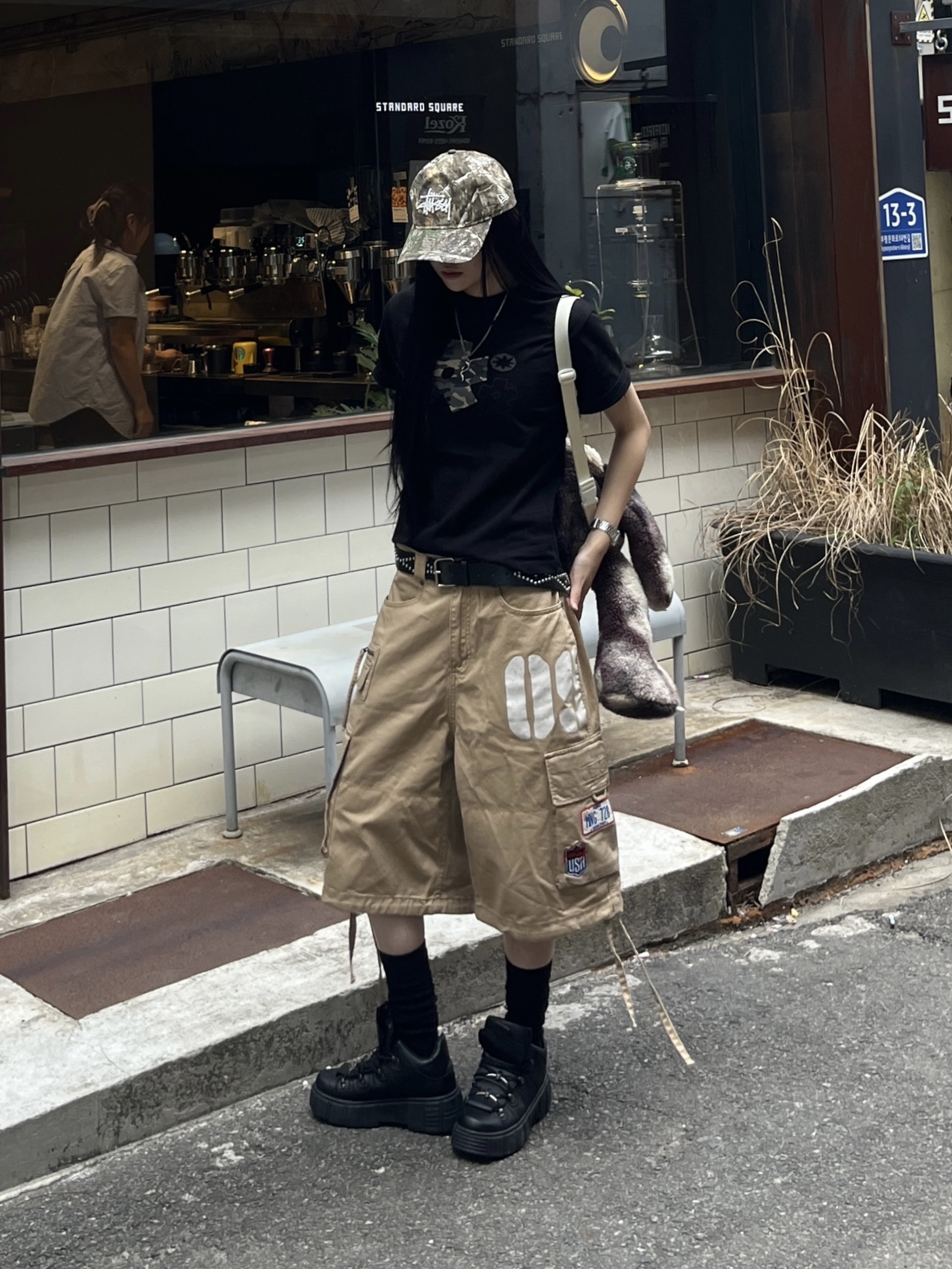 SLOW RECORD HOUSE Camo Bloom Star T-Shirt Black 착용 스타일 - 6