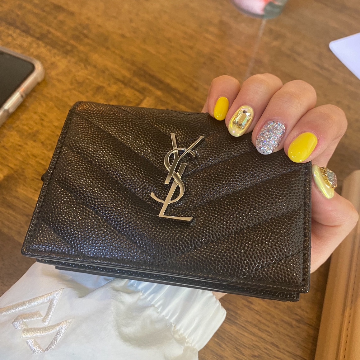 Saint Laurent Silver Monogram Card Case in Grain de Poudre Embossed Leather Black 착용 스타일