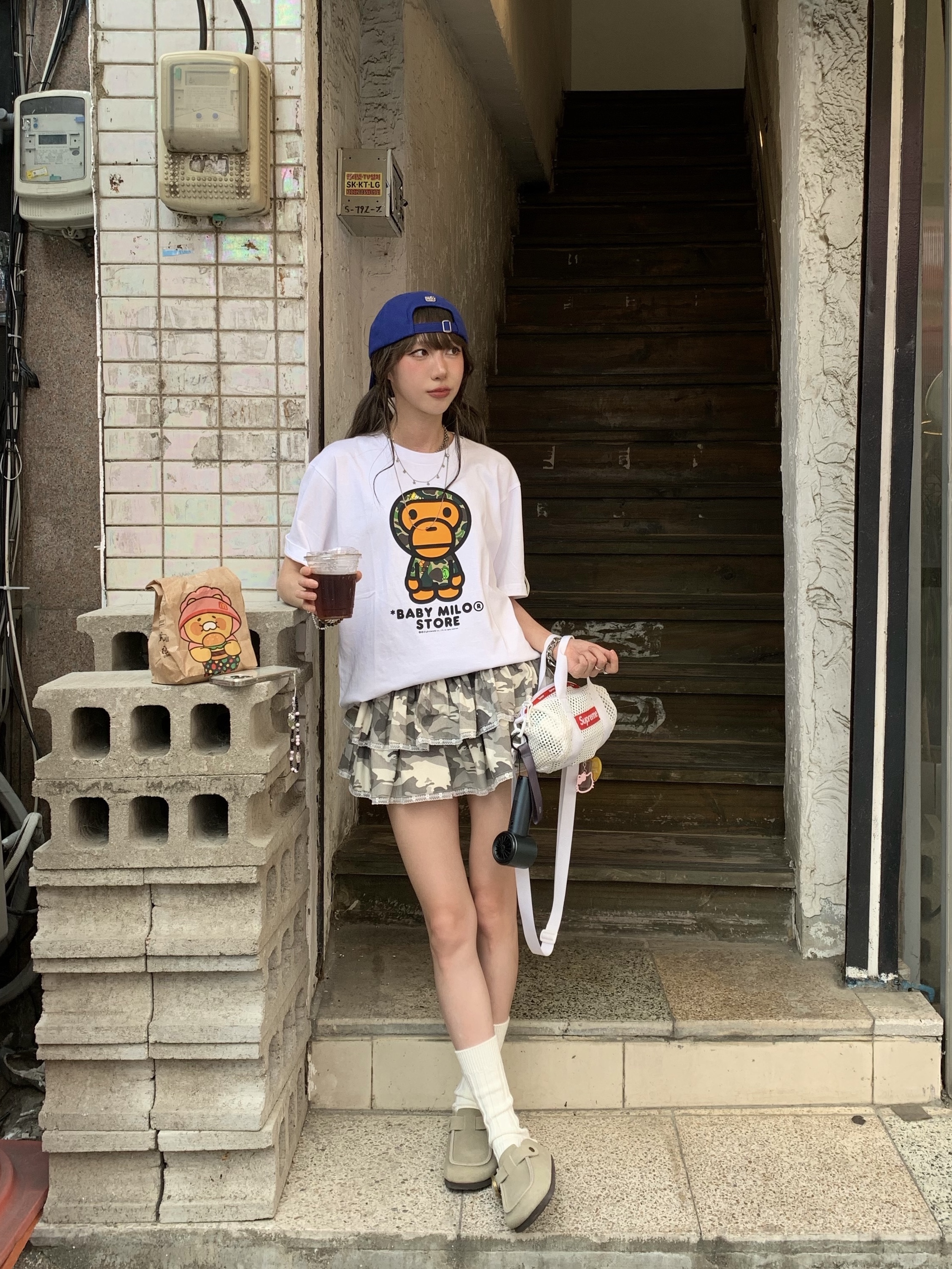 (W) BAPE Milo Regular Fit T-Shirt White, Farven x Tanning Hello Kitty Embroidered Ball Cap_Blue 착용 스타일 - 2