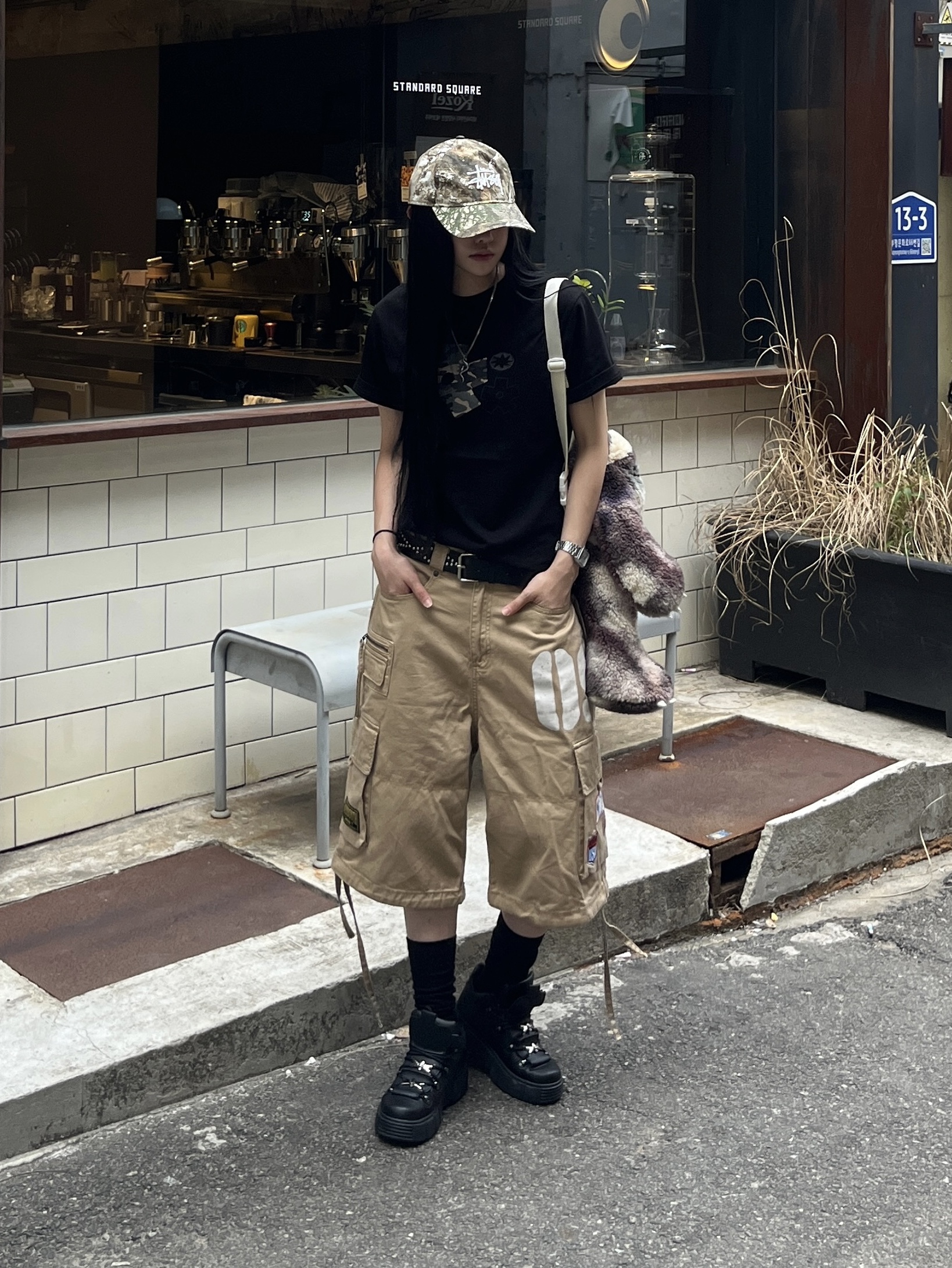 SLOW RECORD HOUSE Camo Bloom Star T-Shirt Black 착용 스타일 - 4