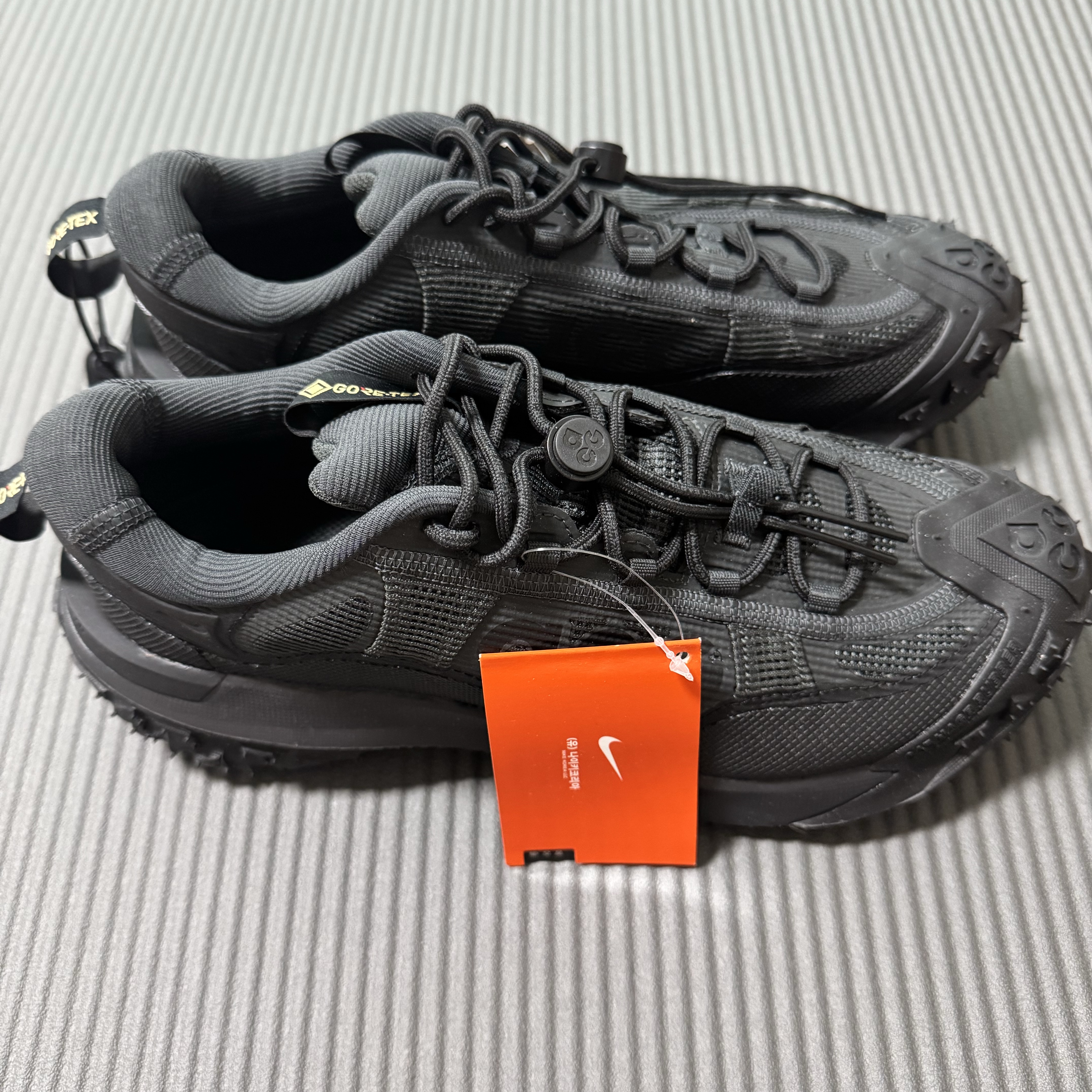Nike ACG Mountain Fly 2 Low Gore-Tex Black and Dark Smoke Grey 착용 스타일 - 5