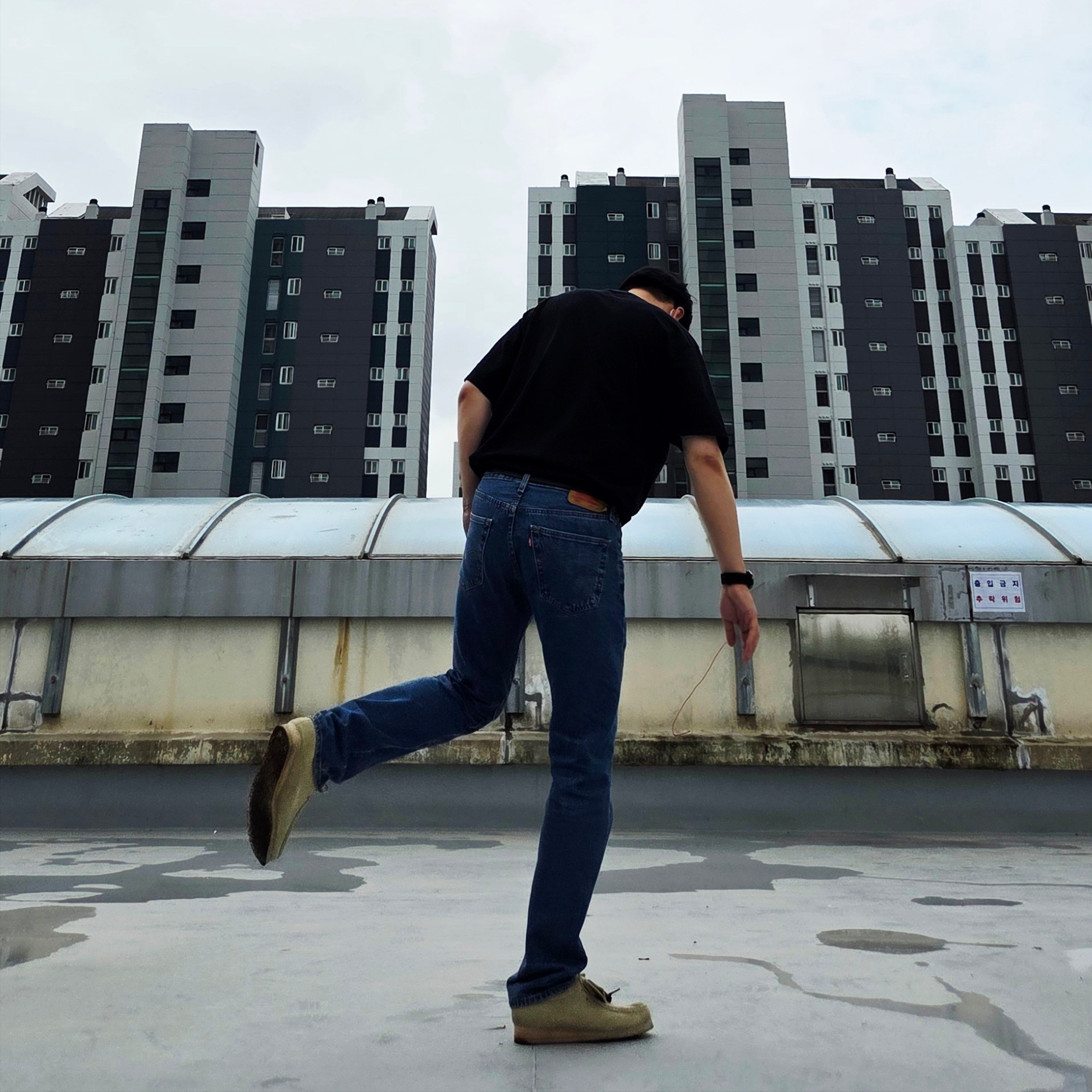 Clarks Wallabee Maple Suede, Maison Kitsune Tricolor Fox Patch Classic Pocket T-Shirt Black 착용 스타일 - 1