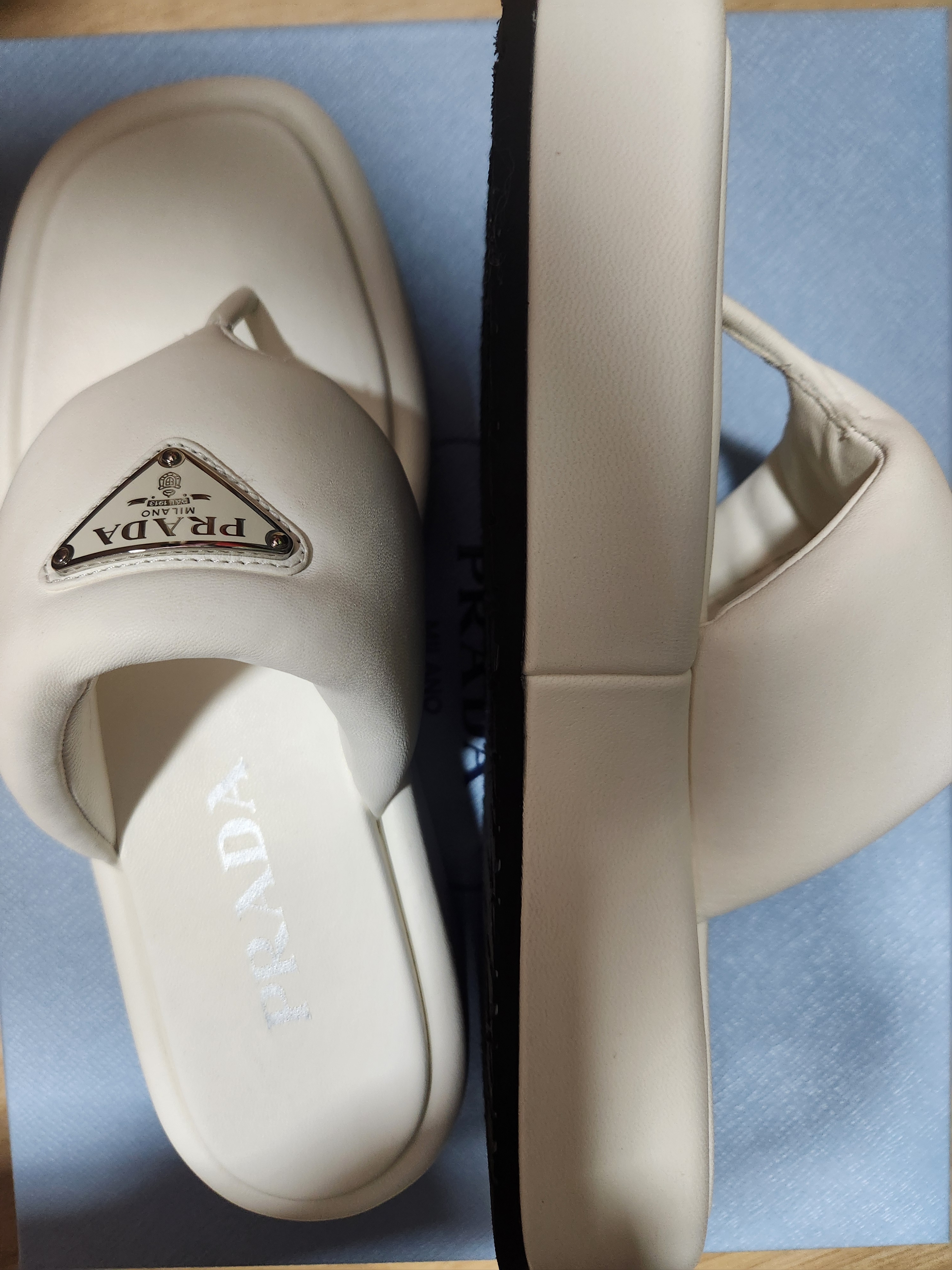 (W) Prada Soft Padded Nappa Leather Thong Wedge Sandals Ivory 착용 스타일 - 3