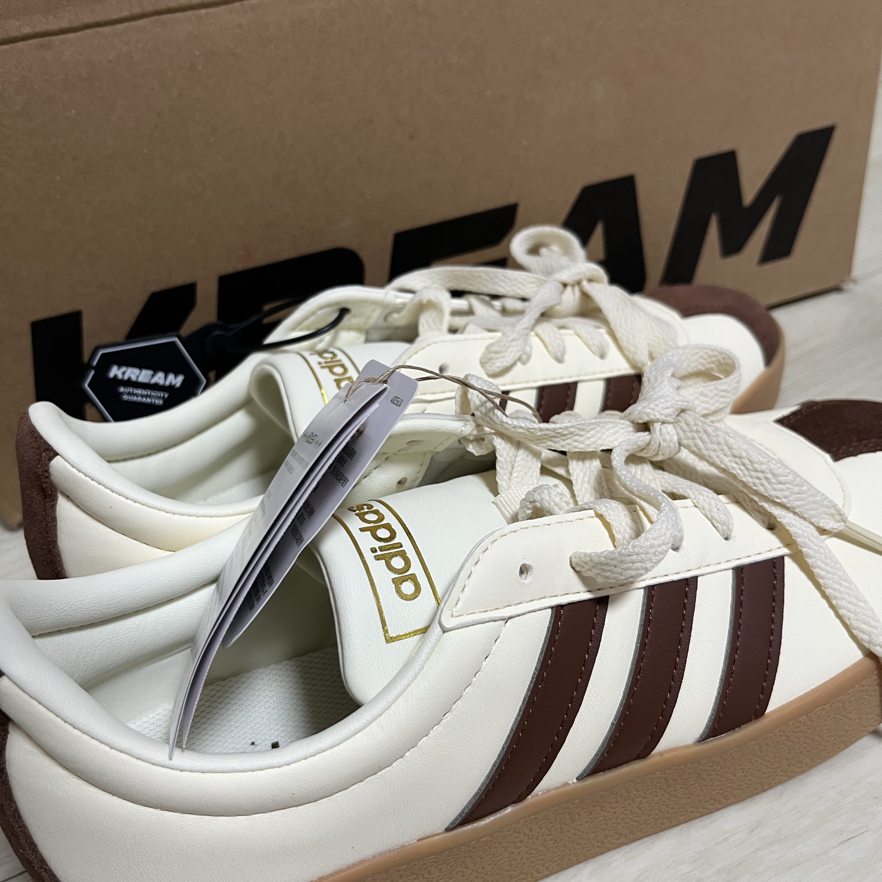 Adidas VL Court 2.0 Cream Brown 착용 스타일