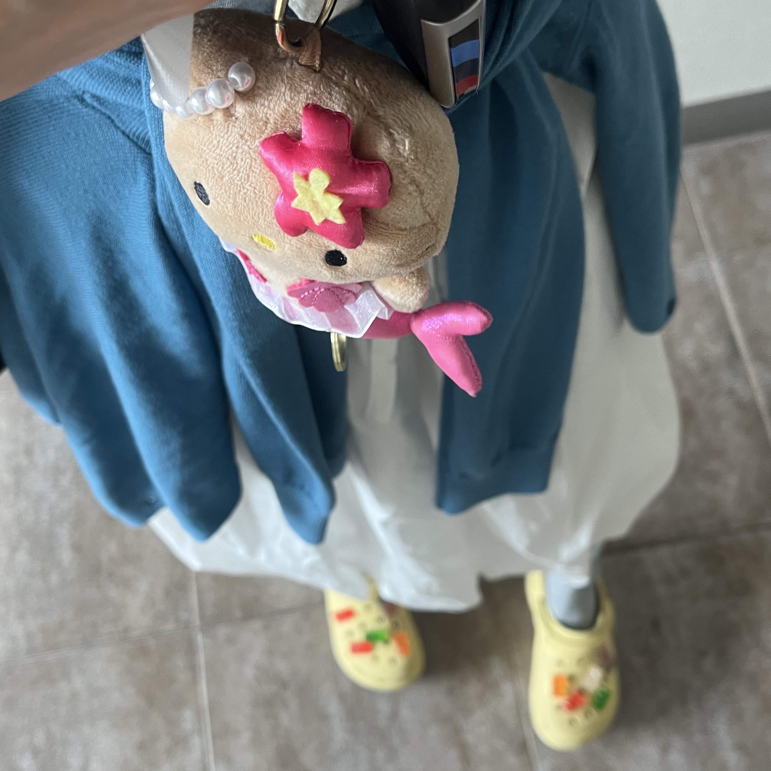 (W) Crocs Classic Bae Clog Daylily, Sanrio Hello Kitty Reel Mascot Holder Mermaid Pink 착용 스타일