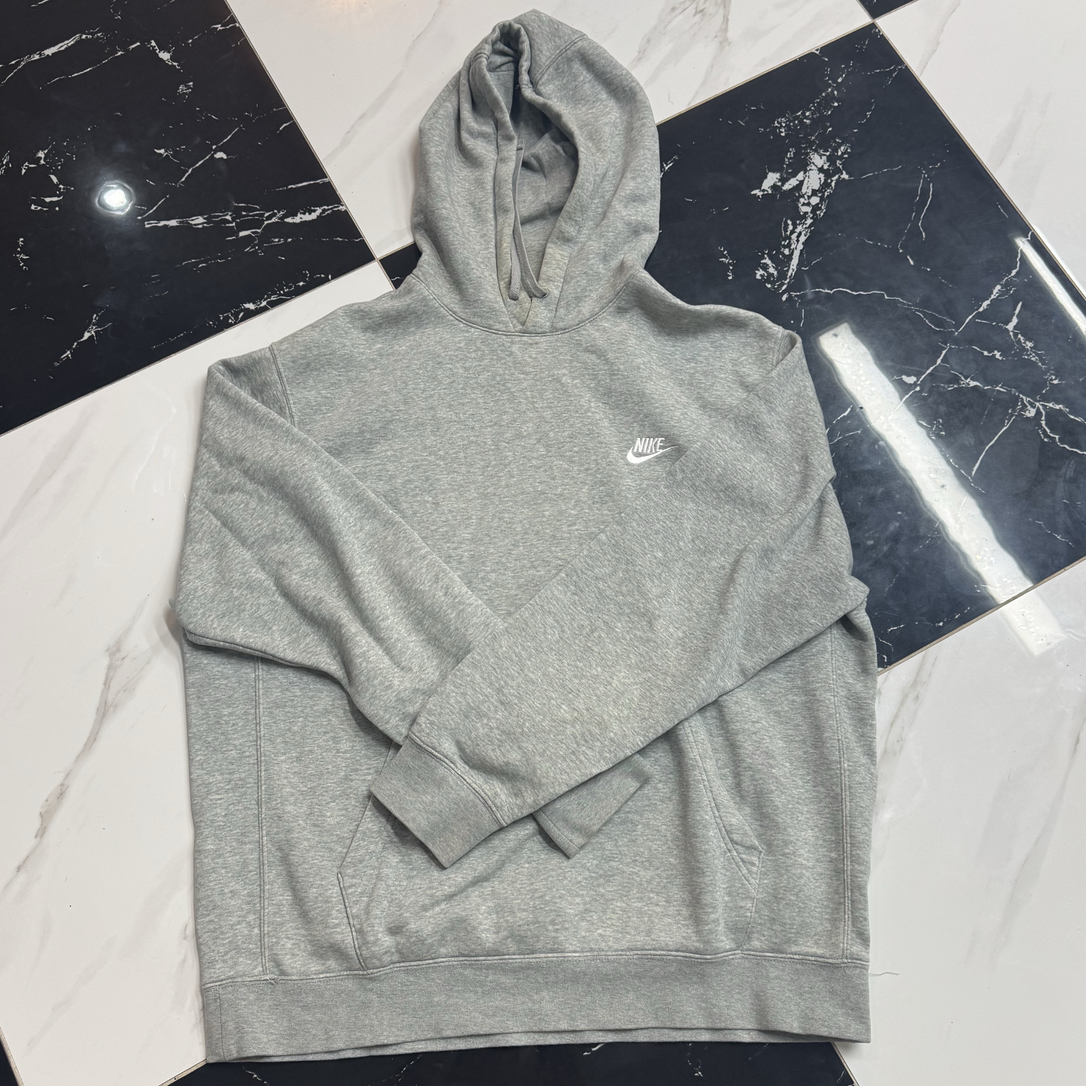 Nike NSW Club Fleece Pullover Hoodie Dark Grey Heather - Asia 착용 스타일