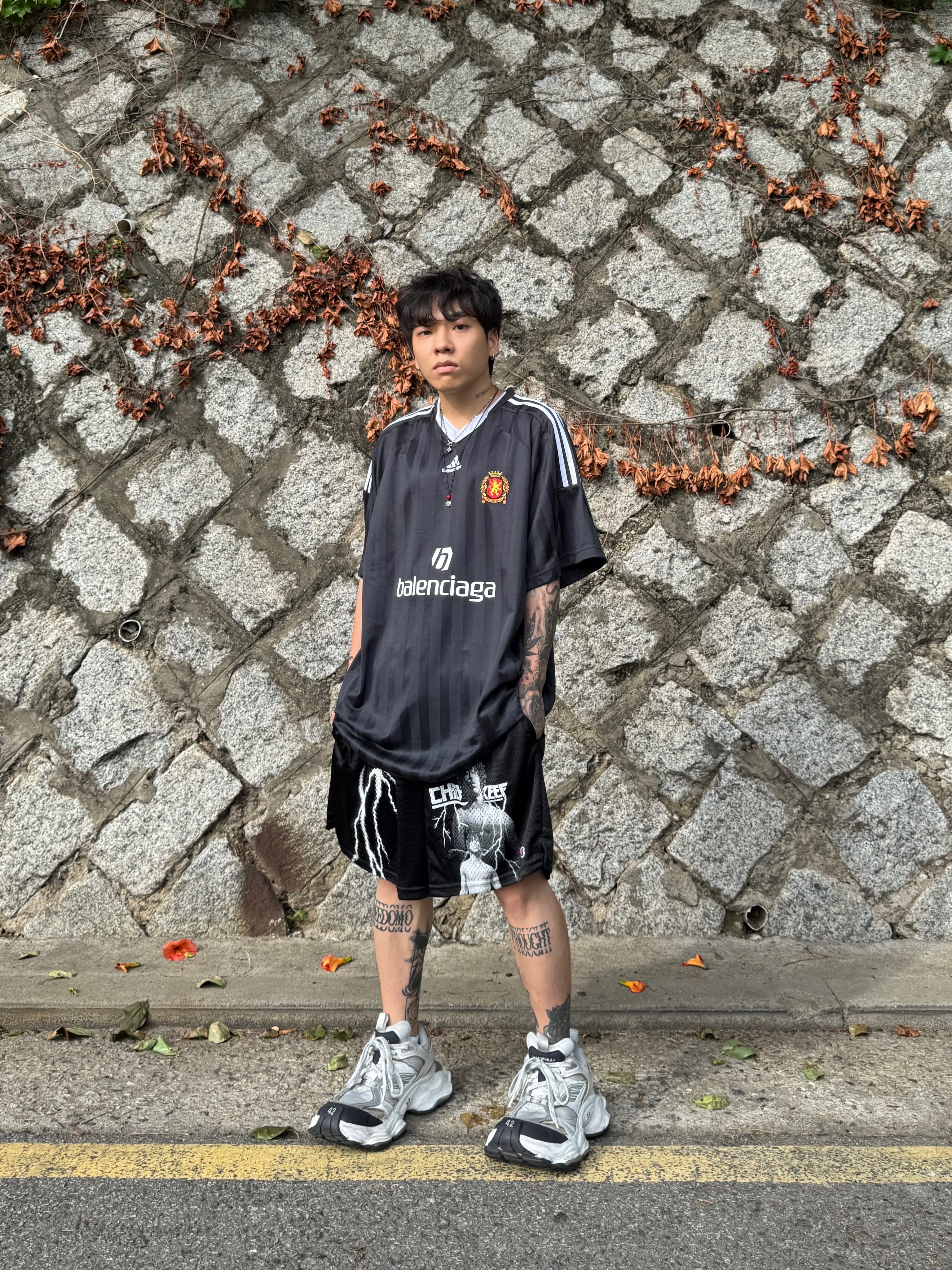 Balenciaga x Adidas Oversized Football T-Shirt Black, Balenciaga Cargo Sneakers White Grey 착용 스타일 - 3