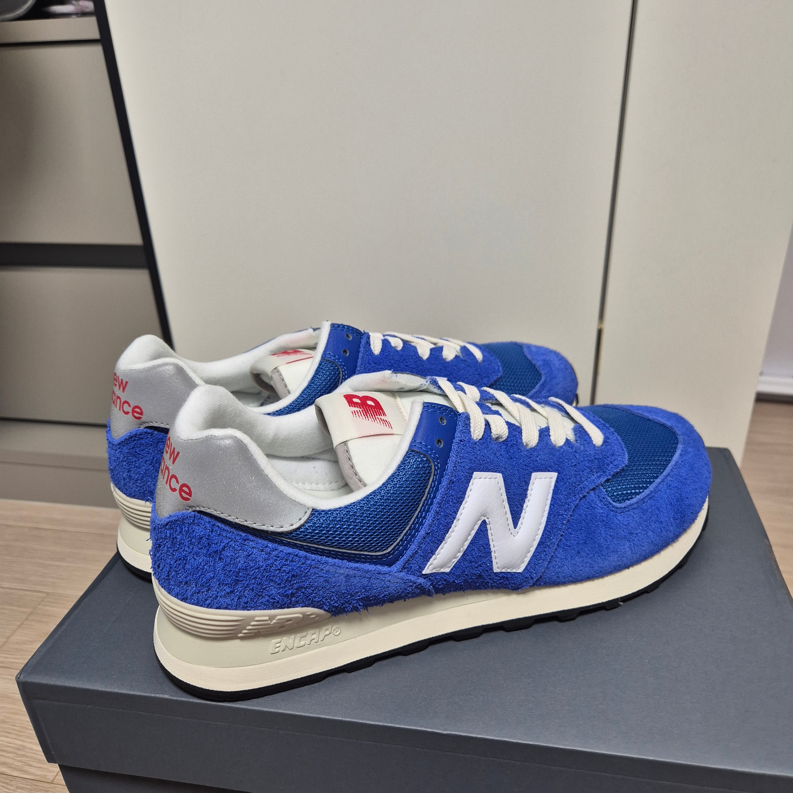 New Balance 574 Heritage Blue White 착용 스타일 - 2
