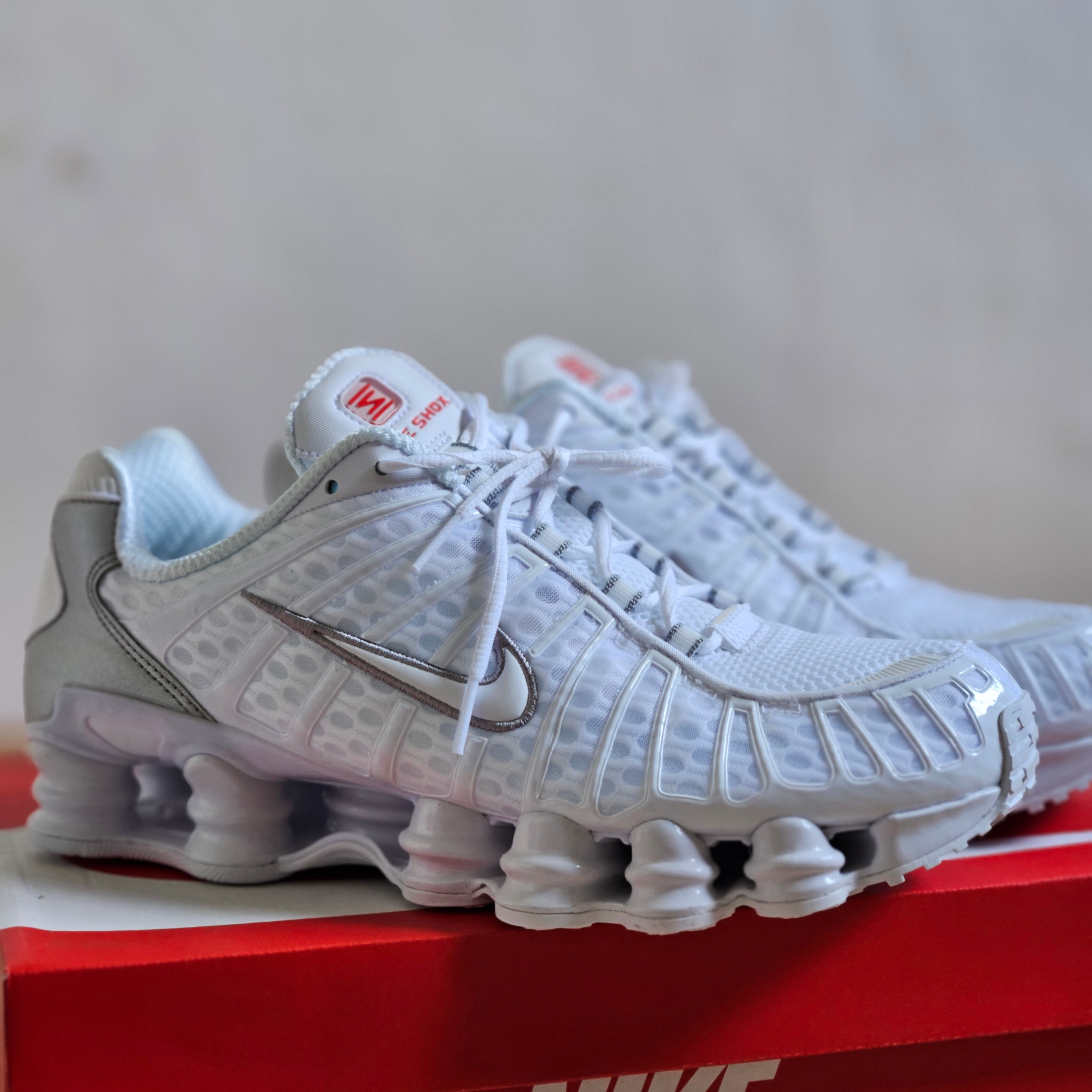 Nike Shox TL Metallic Silver 착용 스타일 - 2