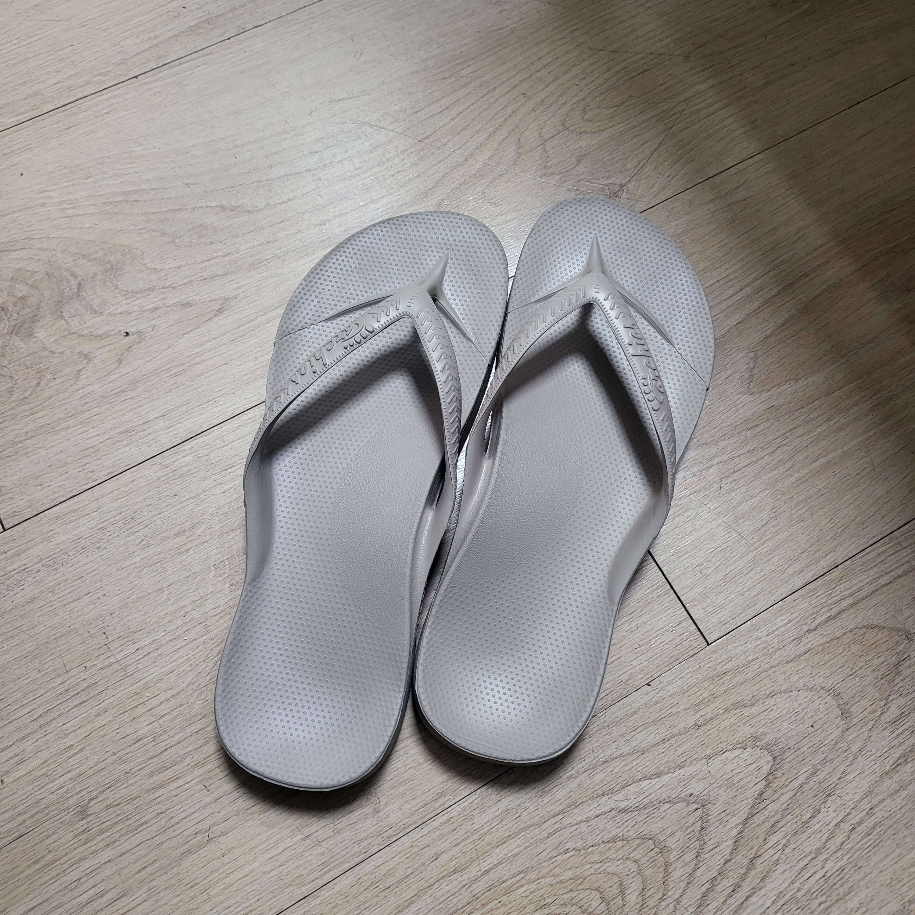 ARCHIES Arch Support Flip Flops Taupe 착용 스타일