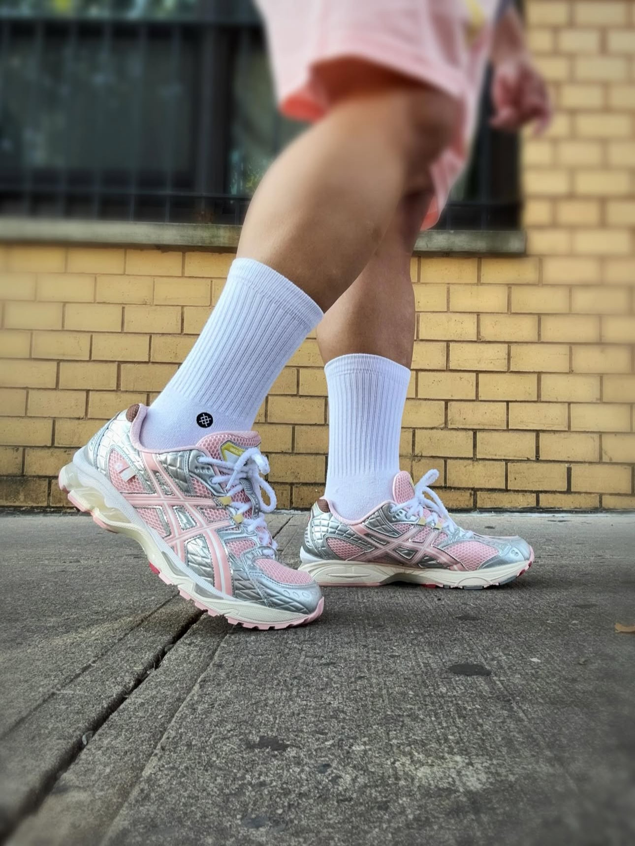 Asics x Atmos x Vandy The Pink Gel-Nimbus 10.1 Banana Split Strawberry 착용 스타일 - 2