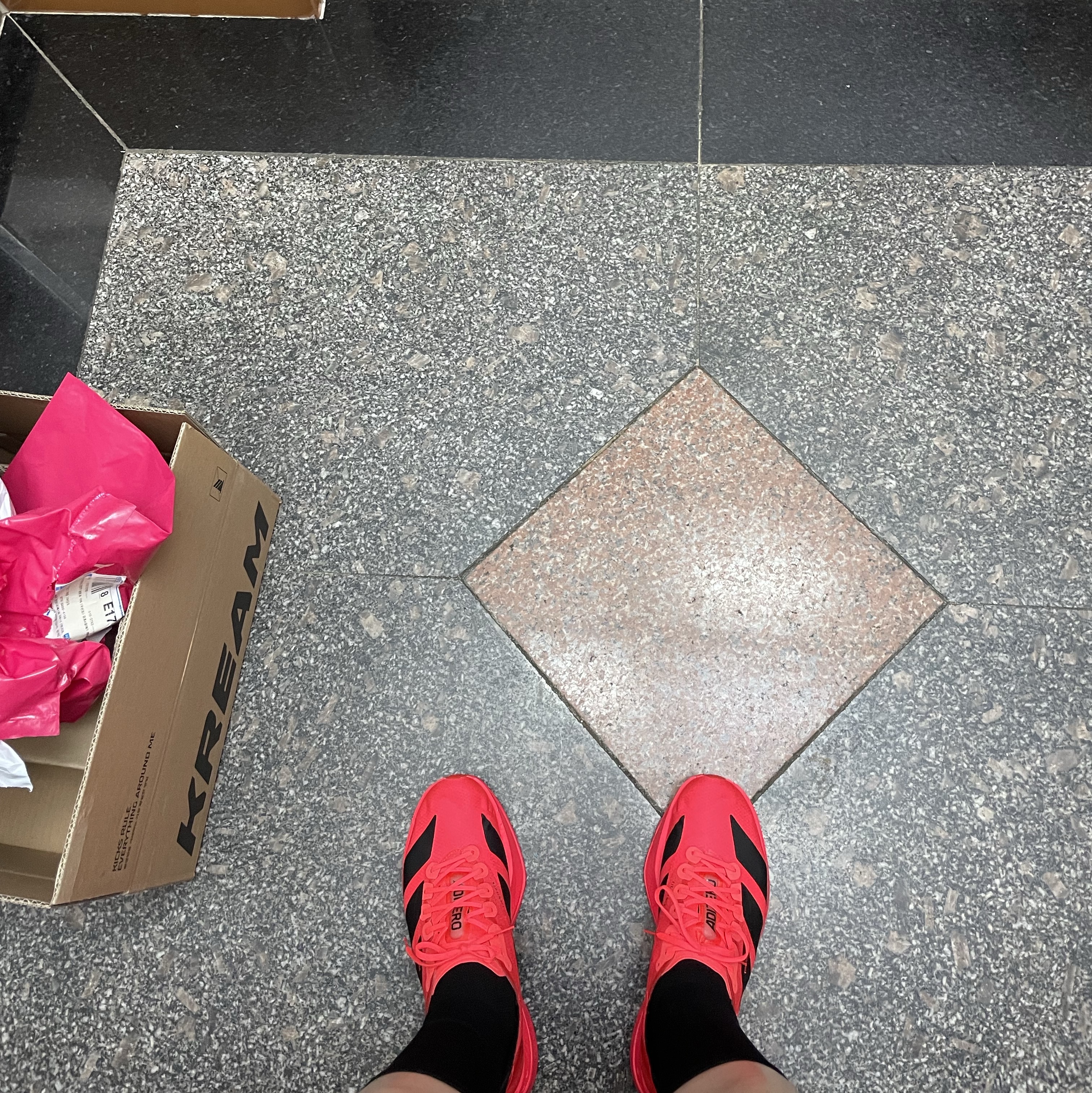 Adidas Adizero Adios Pro 4 Lucid Red Core Black 착용 스타일
