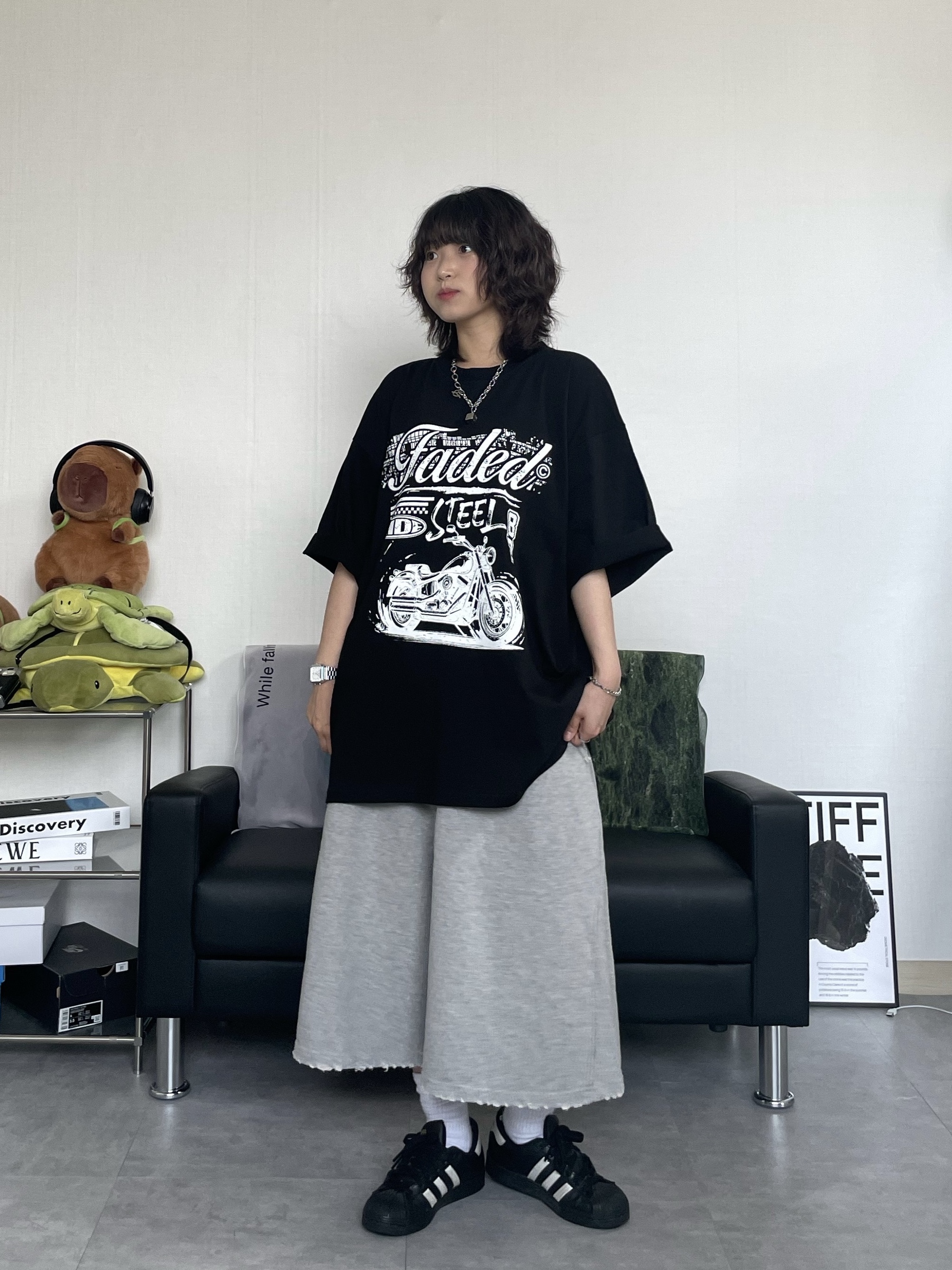 Adidas Superstar Core Black White 착용 스타일 - 2