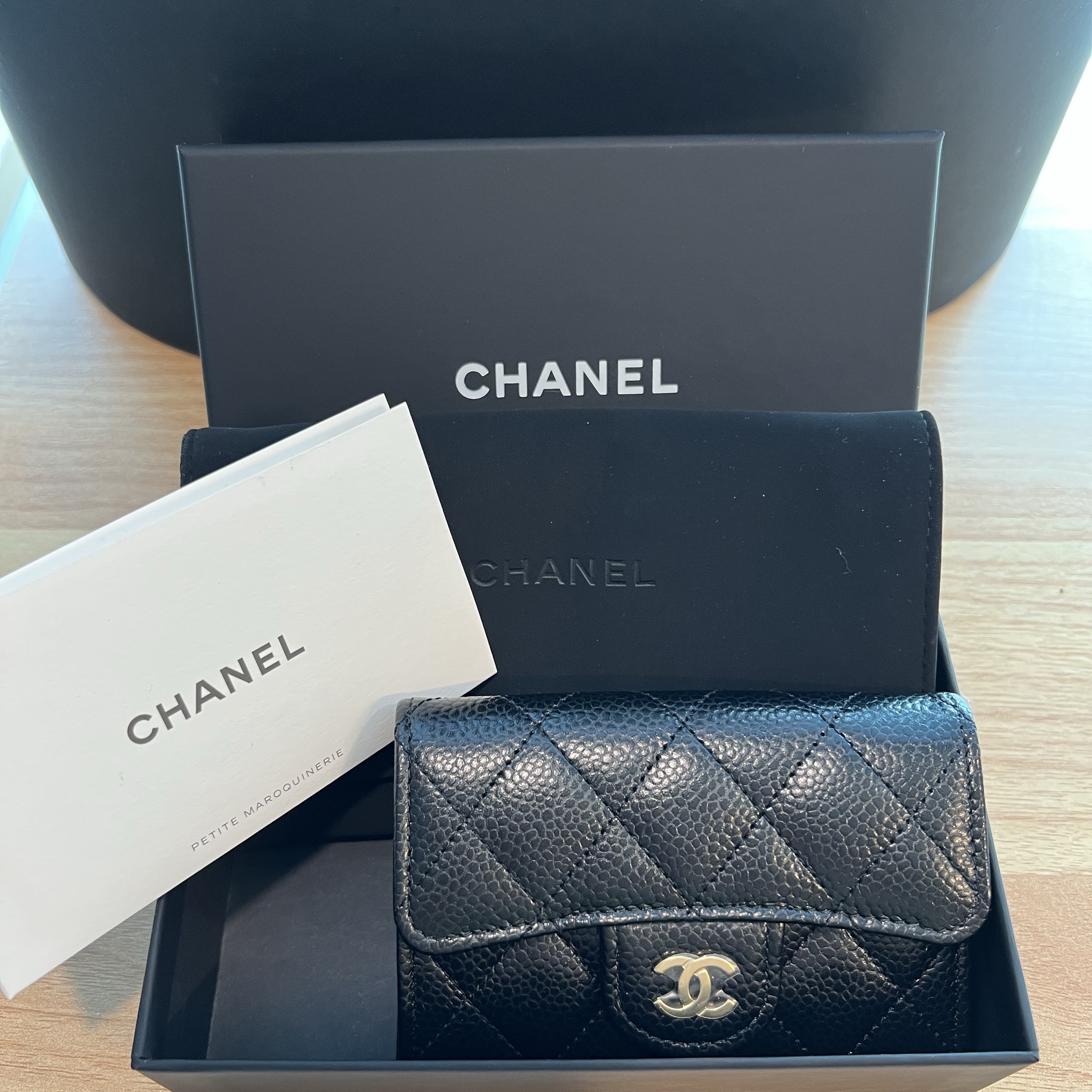 Chanel Classic Card Holder Grained Calfskin & Gold Black 착용 스타일 - 1
