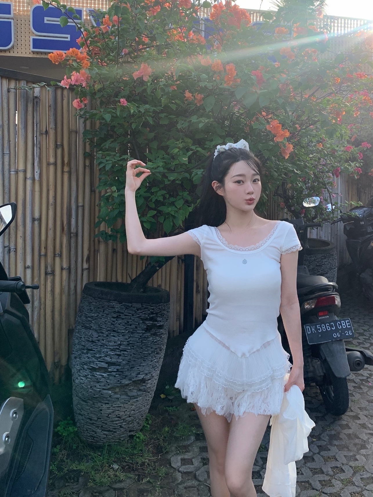 Don't Ask My Plan Square Neck Lace Frill Top-White, Don't Ask My Plan Lace Frill Floral Shorts - WHITE 착용 스타일 - 2