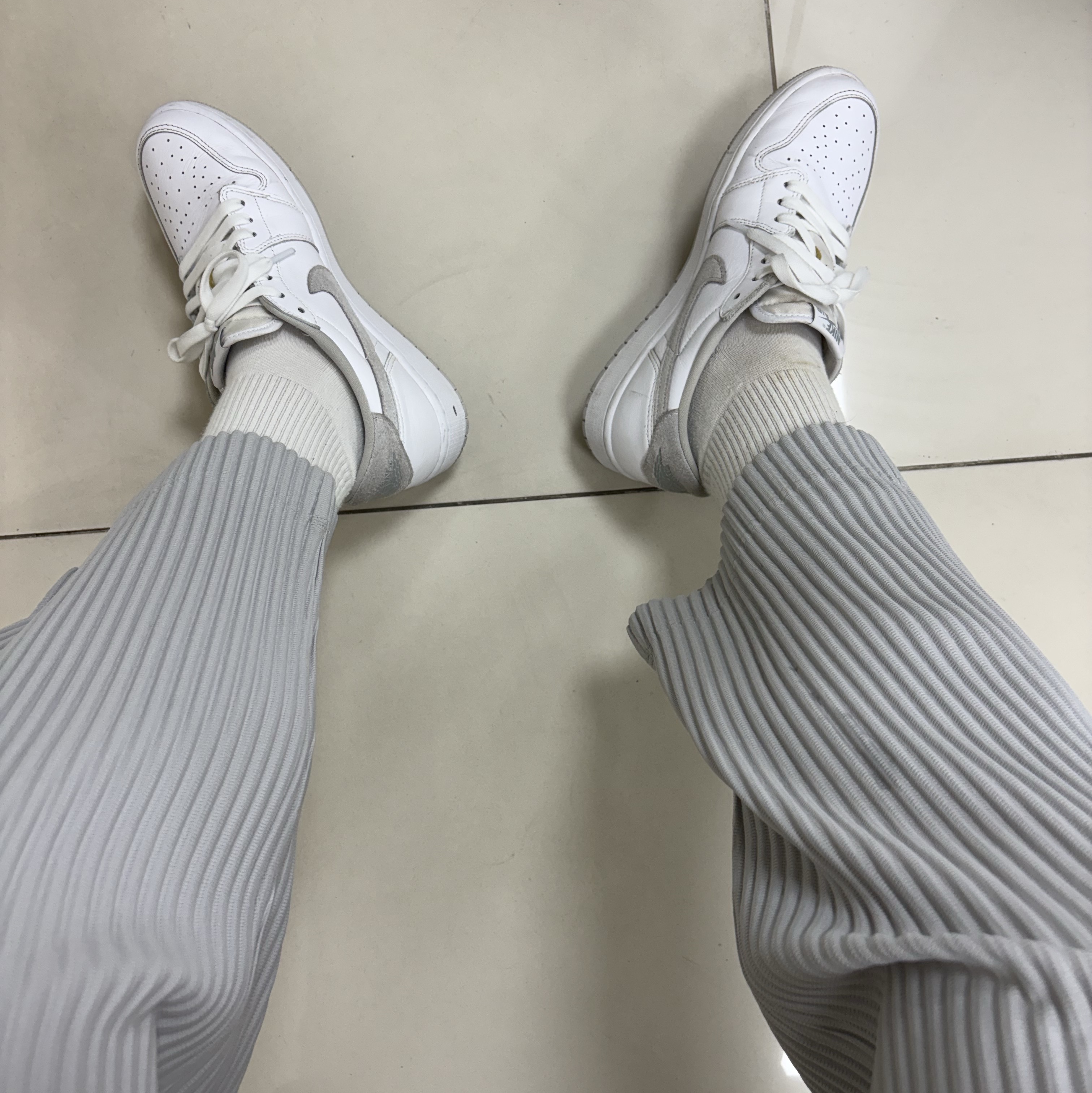 Homme Plisse Issey Miyake Basics Straight Pants Light Gray, Jordan 1 Low OG Neutral Grey 착용 스타일