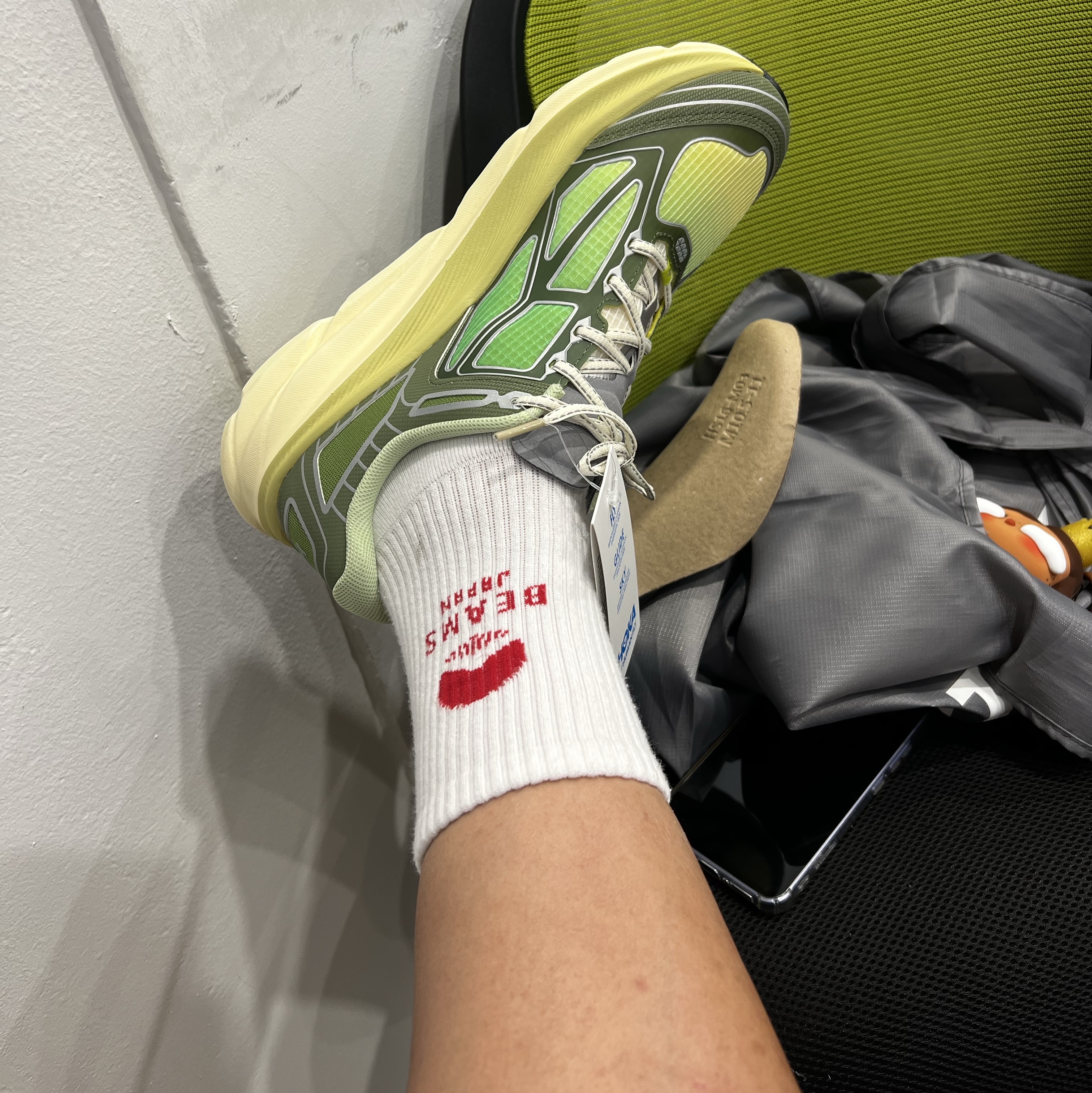 Hoka x Supervsn Clifton 9 Green Flash Limelight 착용 스타일