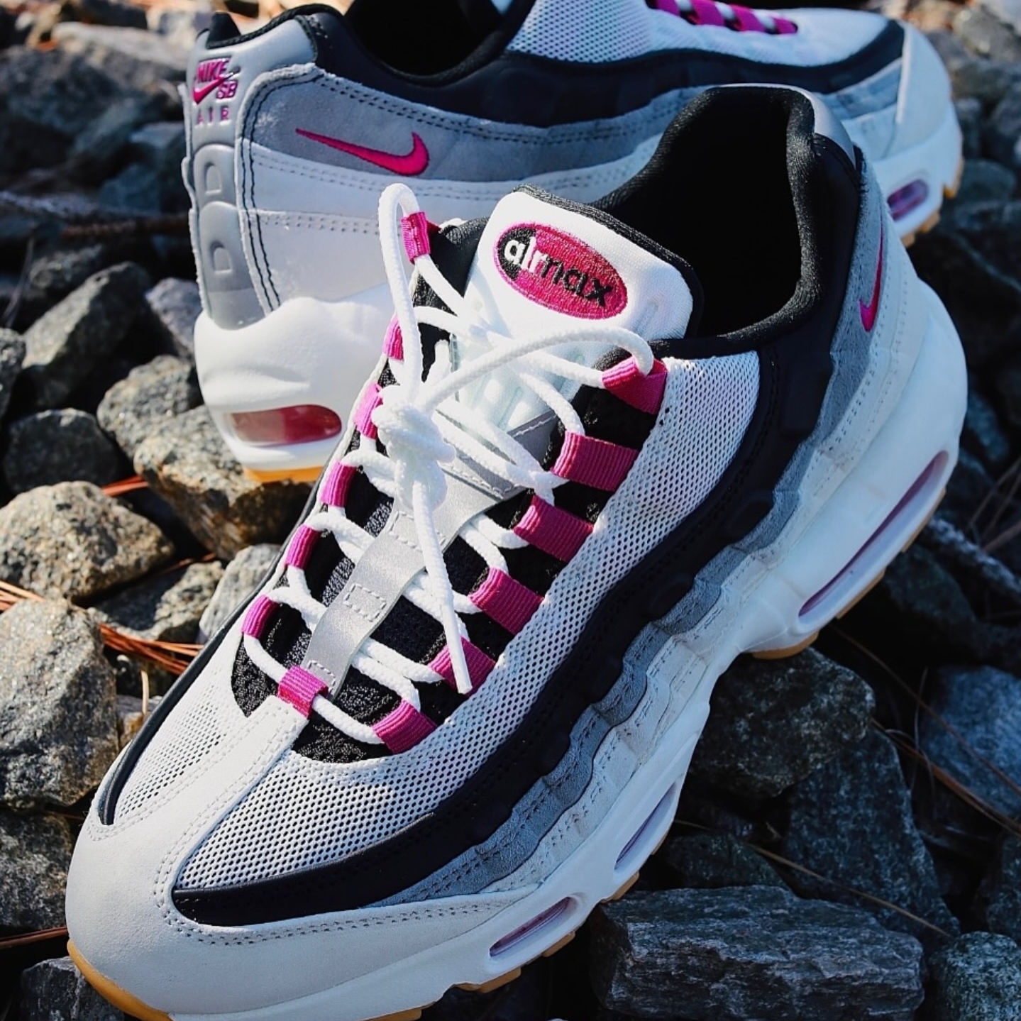 Nike SB Air Max 95 Summit White and Cactus Flower 착용 스타일