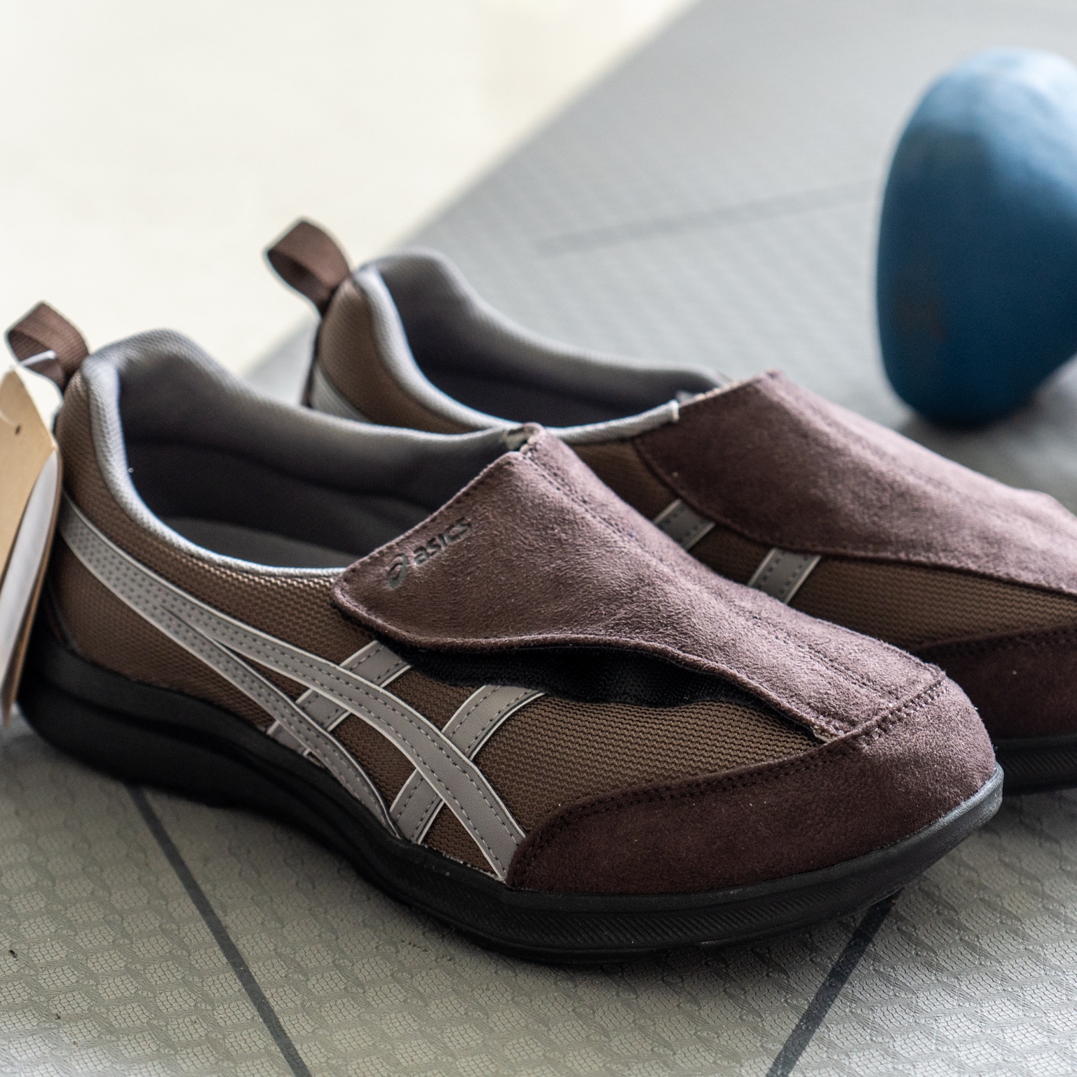 Asics Life Walker 010 Coffee Grey - 2E Wide 착용 스타일