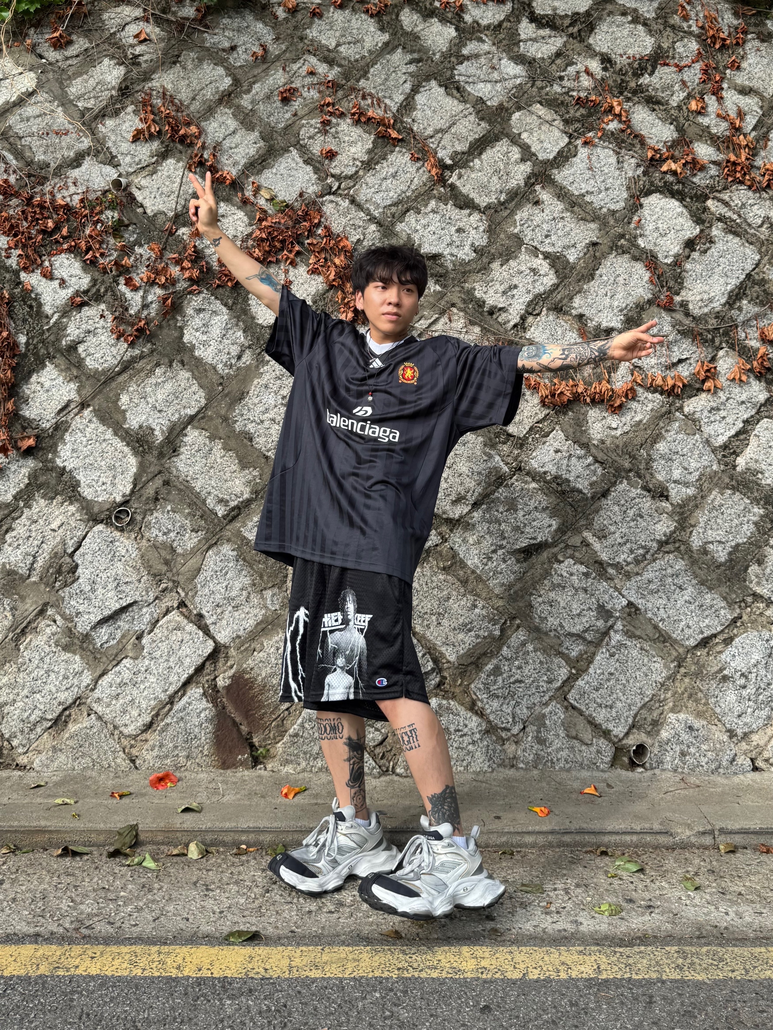 Balenciaga x Adidas Oversized Football T-Shirt Black, Balenciaga Cargo Sneakers White Grey 착용 스타일 - 1