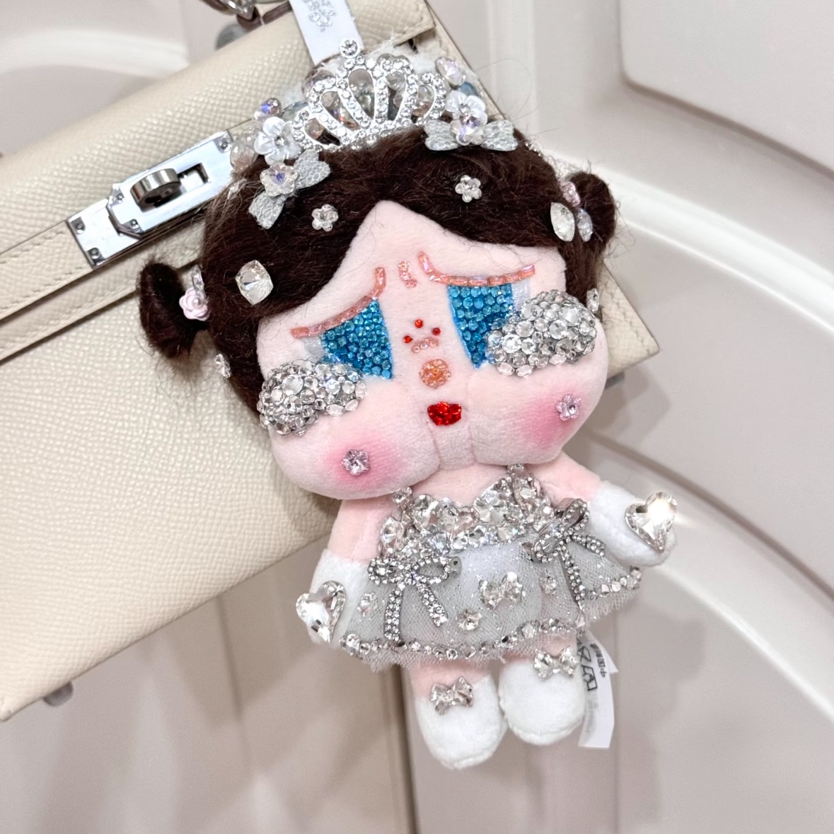 Pop Mart Crybaby Shiny Shiny Series Plush Pedant Blister Pack 착용 스타일