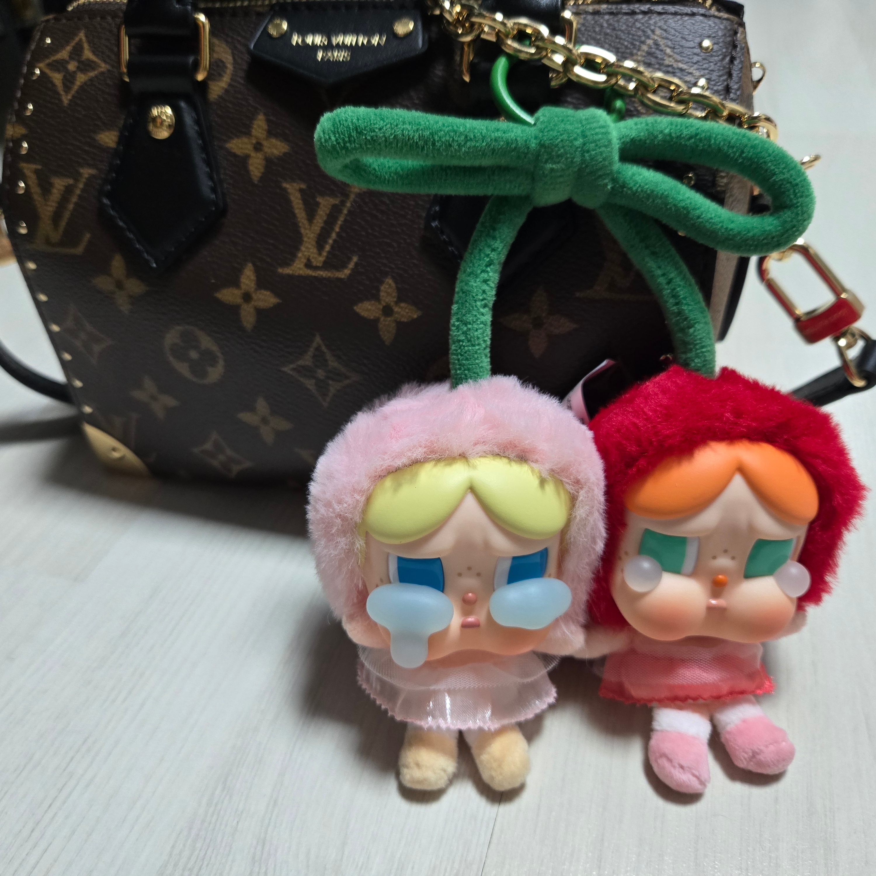 Pop Mart Crybaby Crying For Love Series Vinyl Plush 착용 스타일