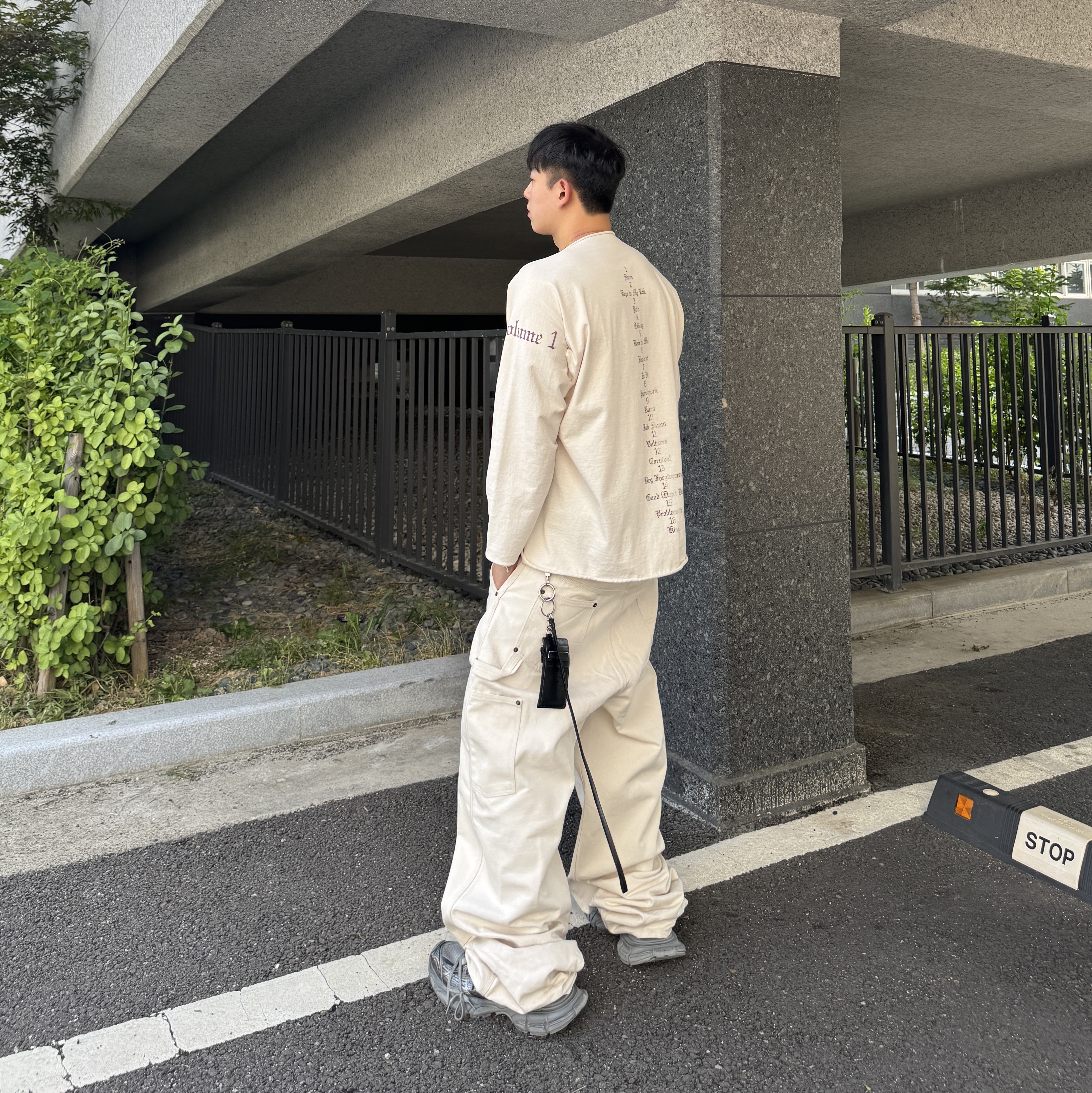 Balenciaga 3XL Sneakers Grey Black, Yeezy Vultures 2 Long T-Shirt White 착용 스타일 - 1