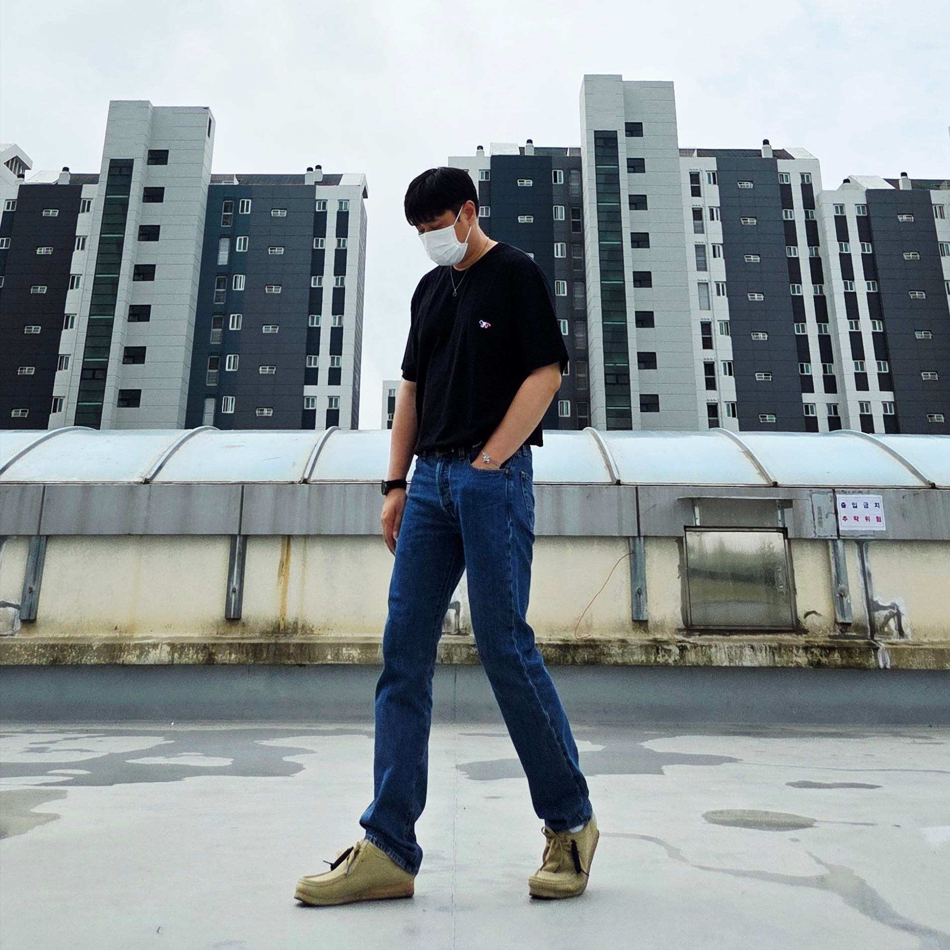 Clarks Wallabee Maple Suede, Maison Kitsune Tricolor Fox Patch Classic Pocket T-Shirt Black 착용 스타일 - 3