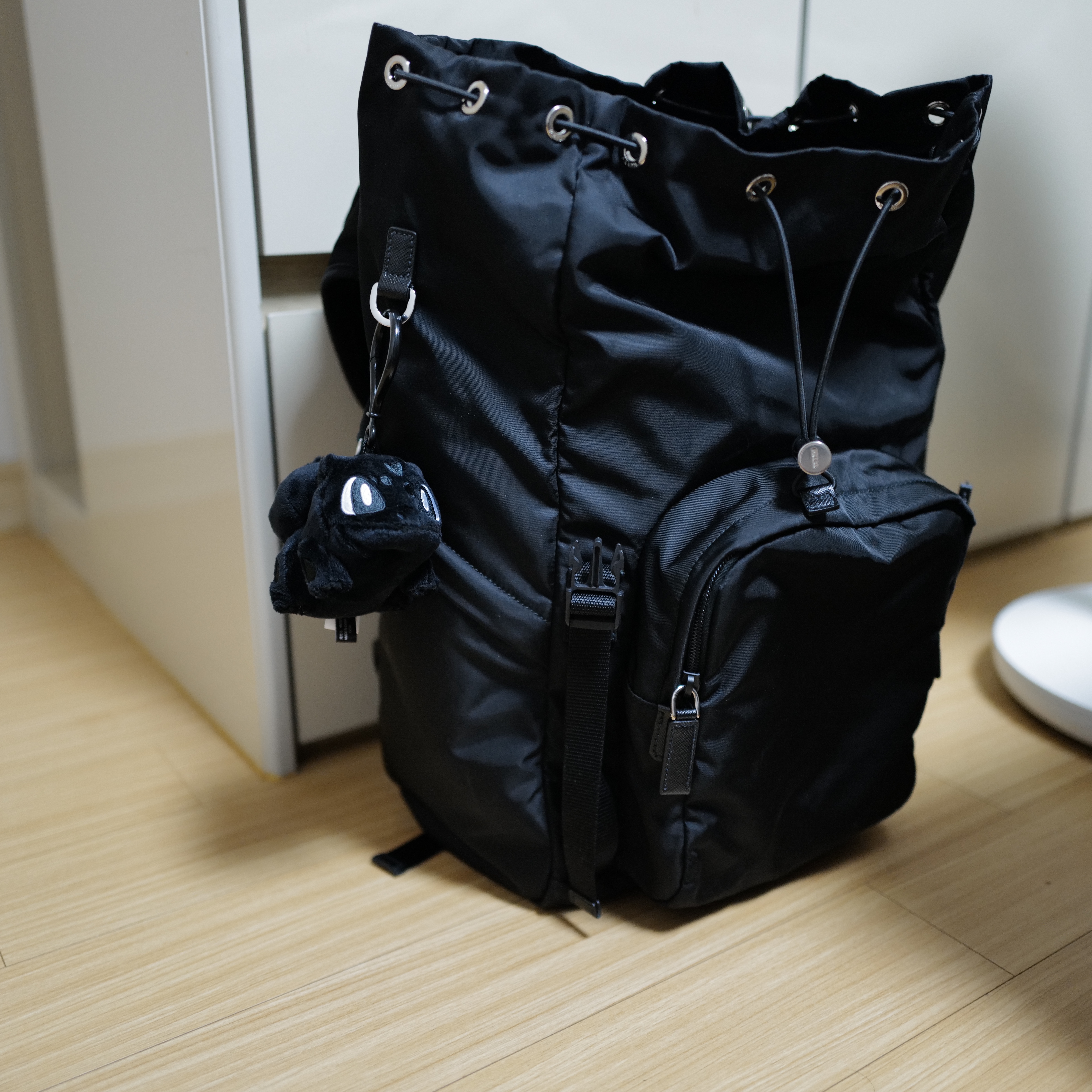 Fragment x Pokemon INN Thunderbolt Project TBP Mascot Key Ring Fushigidane Black, Prada Re-Nylon and Saffiano Leather Backpack Black 착용 스타일 - 2