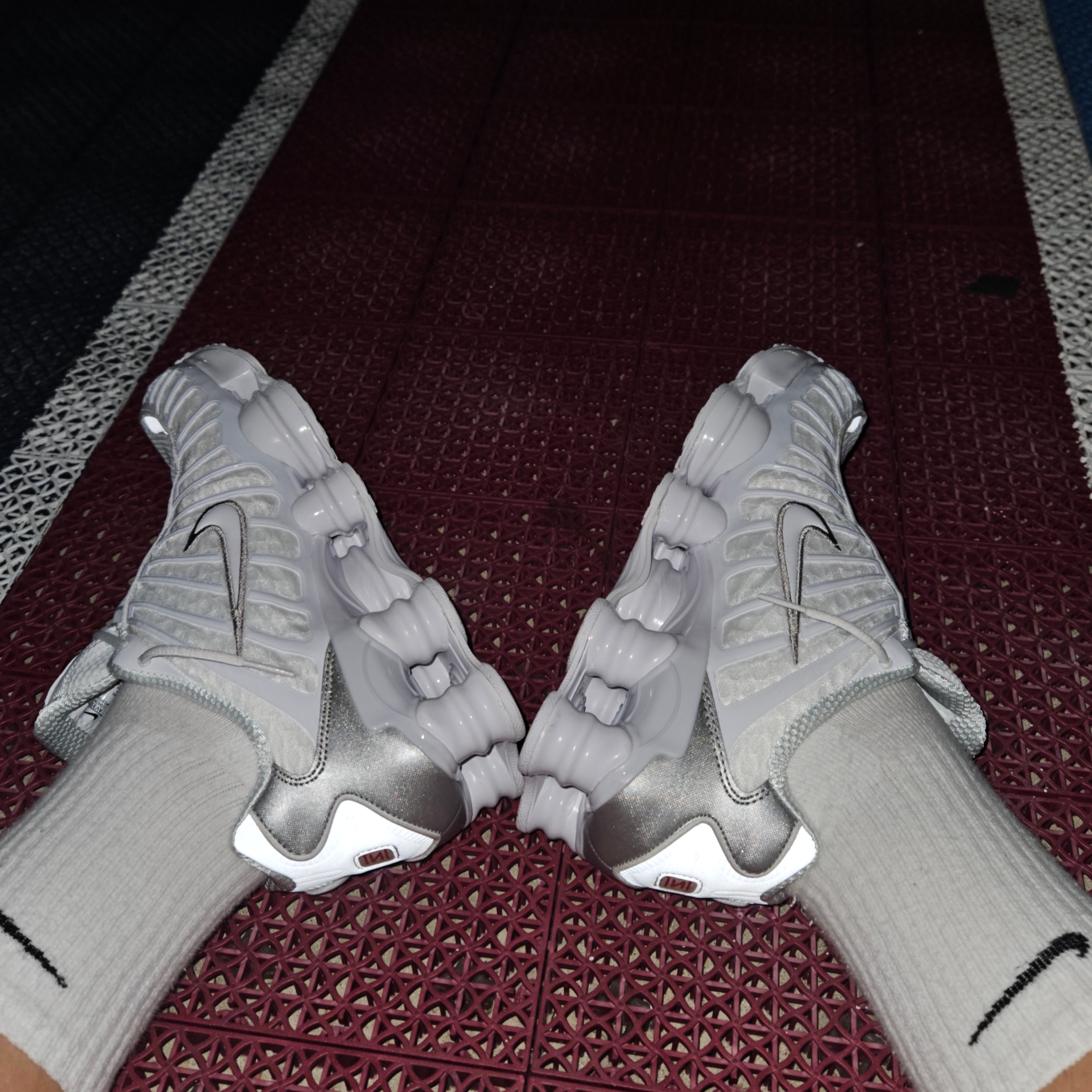 Nike Shox TL Metallic Silver 착용 스타일 - 1