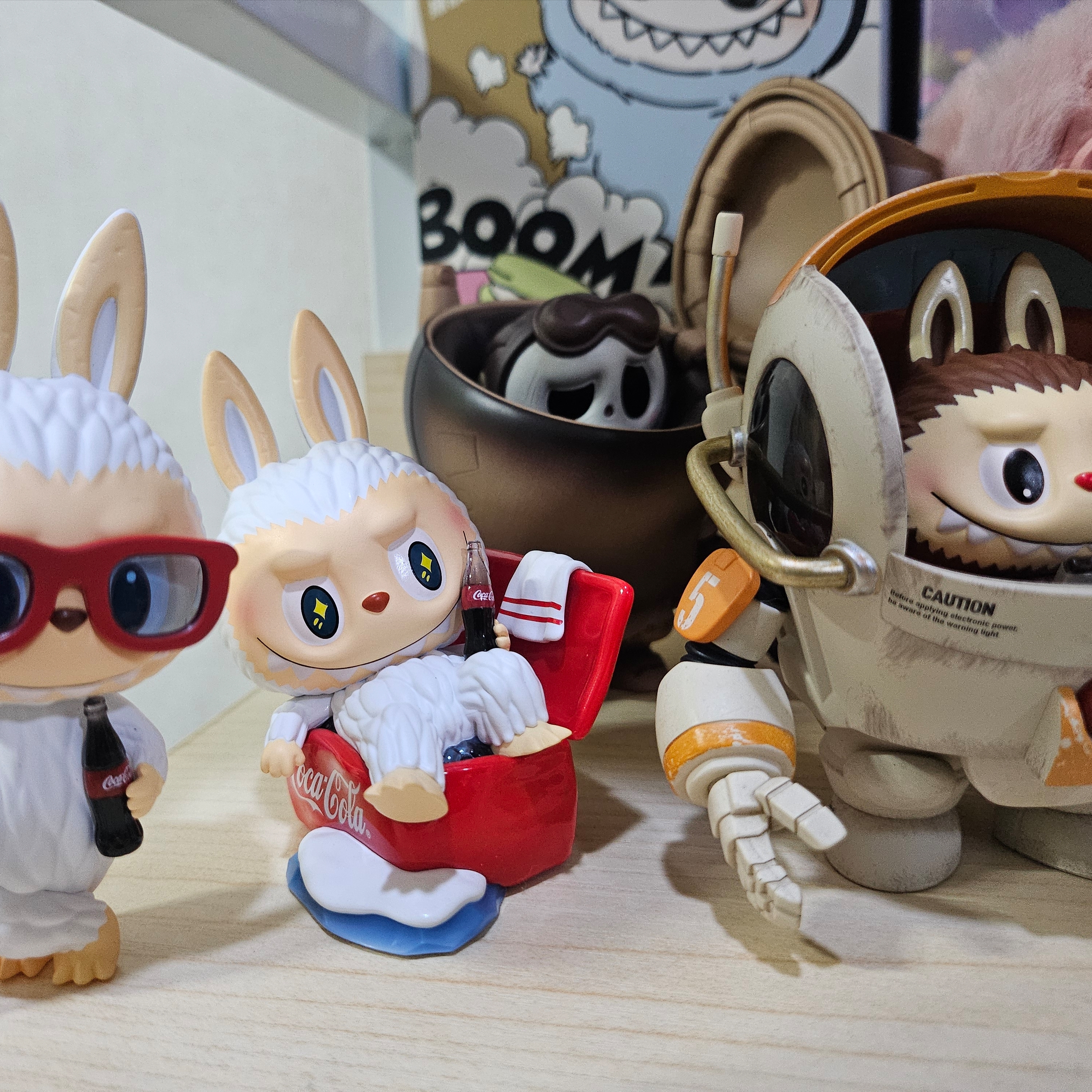Pop Mart Labubu The Monsters Labubu Tasty Macarons Series Sea Salt Coconut Keyring, Pop Mart Skullpanda L’Impressionnisme Series Plush Doll Windflower (Opened Case) 착용 스타일 - 5