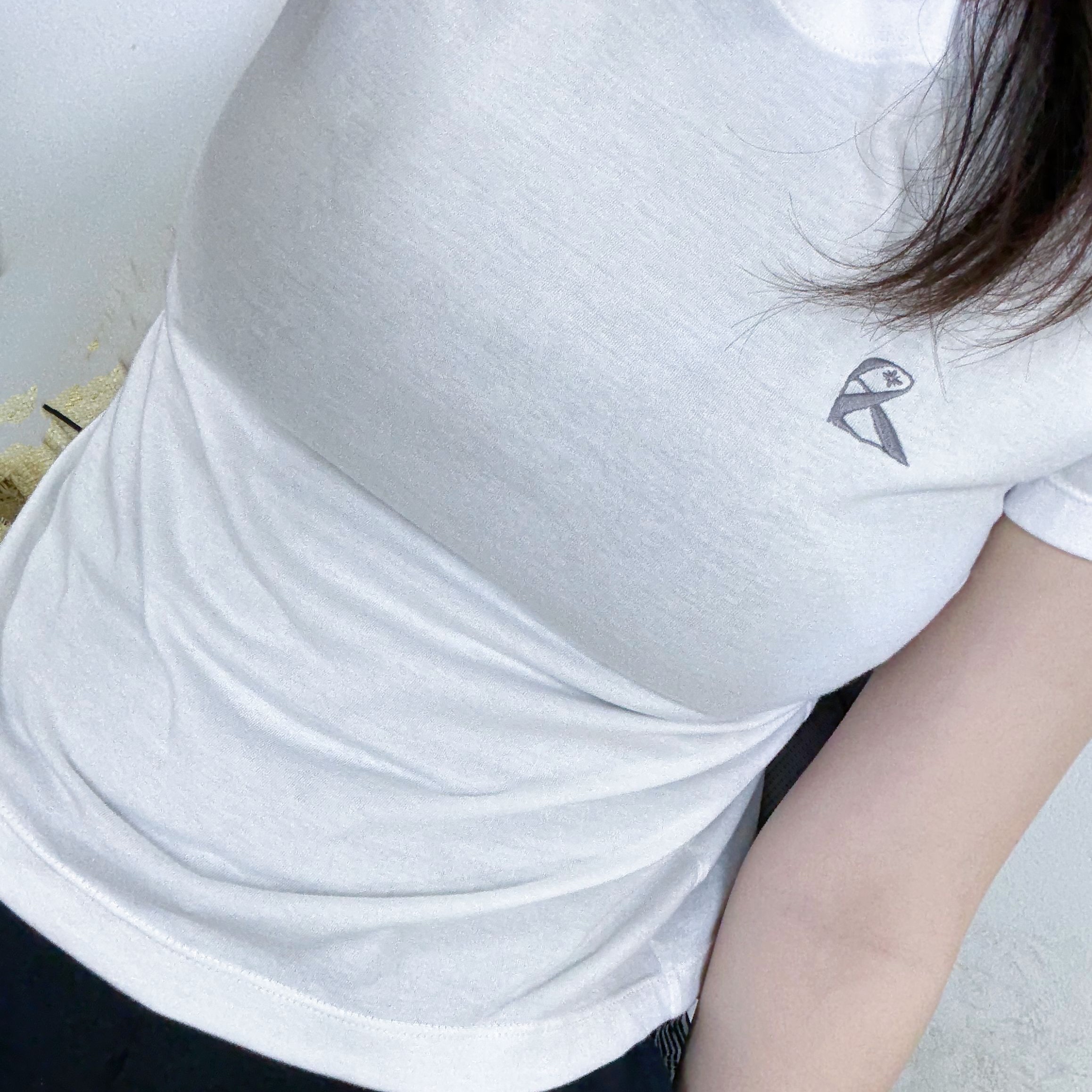 Riomeu Symbol Logo Short Sleeve T-Shirt White 착용 스타일