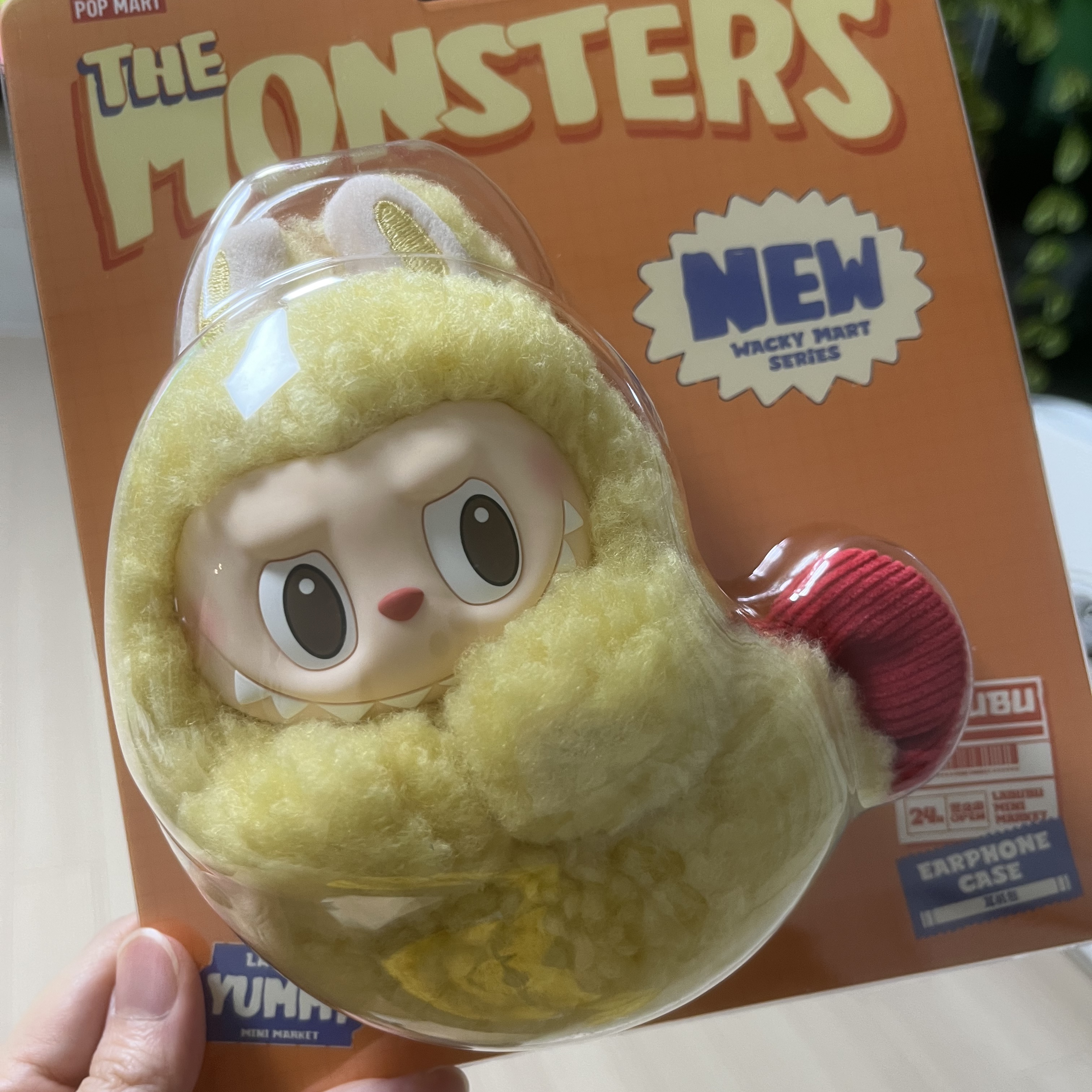 Pop Mart Labubu The Monsters Wacky Mart Series Earphone Case, BAPE Baby Milo Mini Fur Backpack Brown 착용 스타일 - 1