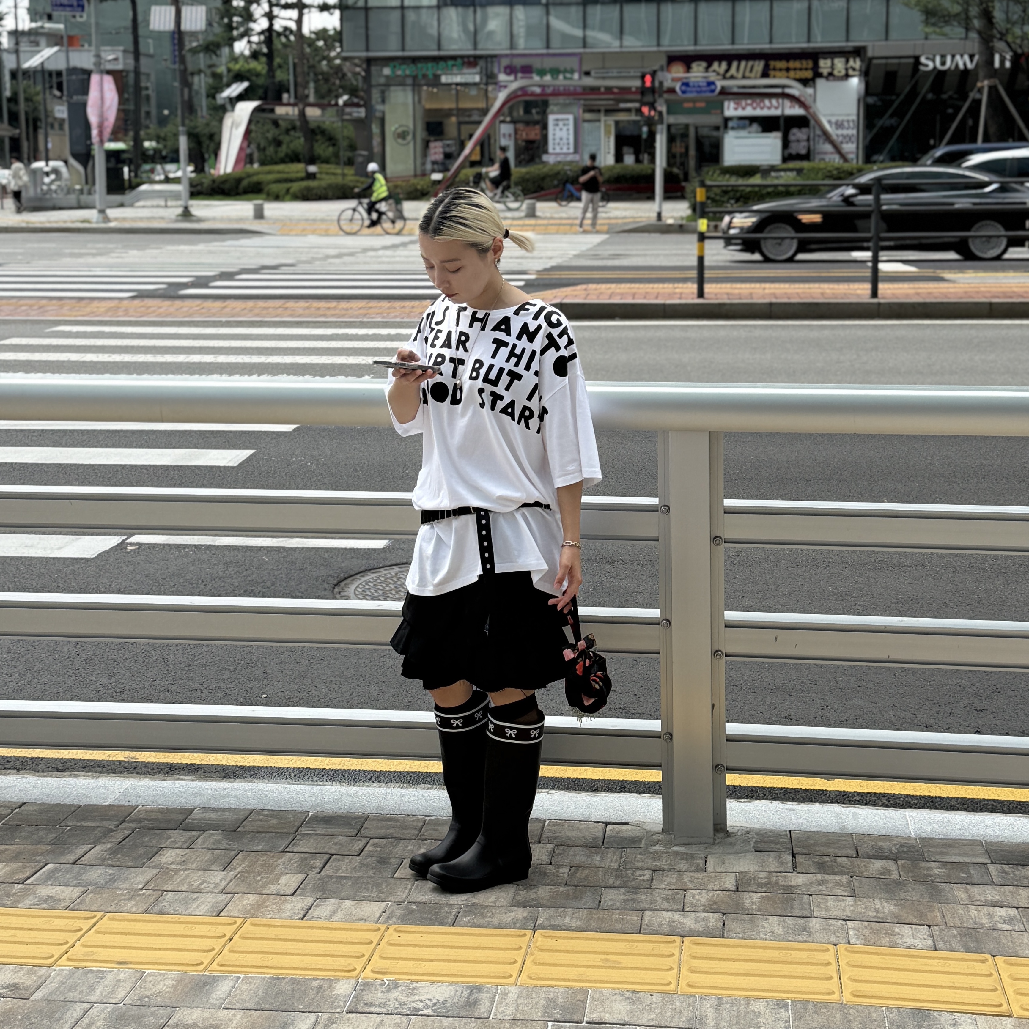 MM6 Maison Margiela V-Neck T-Shirt White, Shushu/Tong Severine White  - 24FW 착용 스타일 - 3