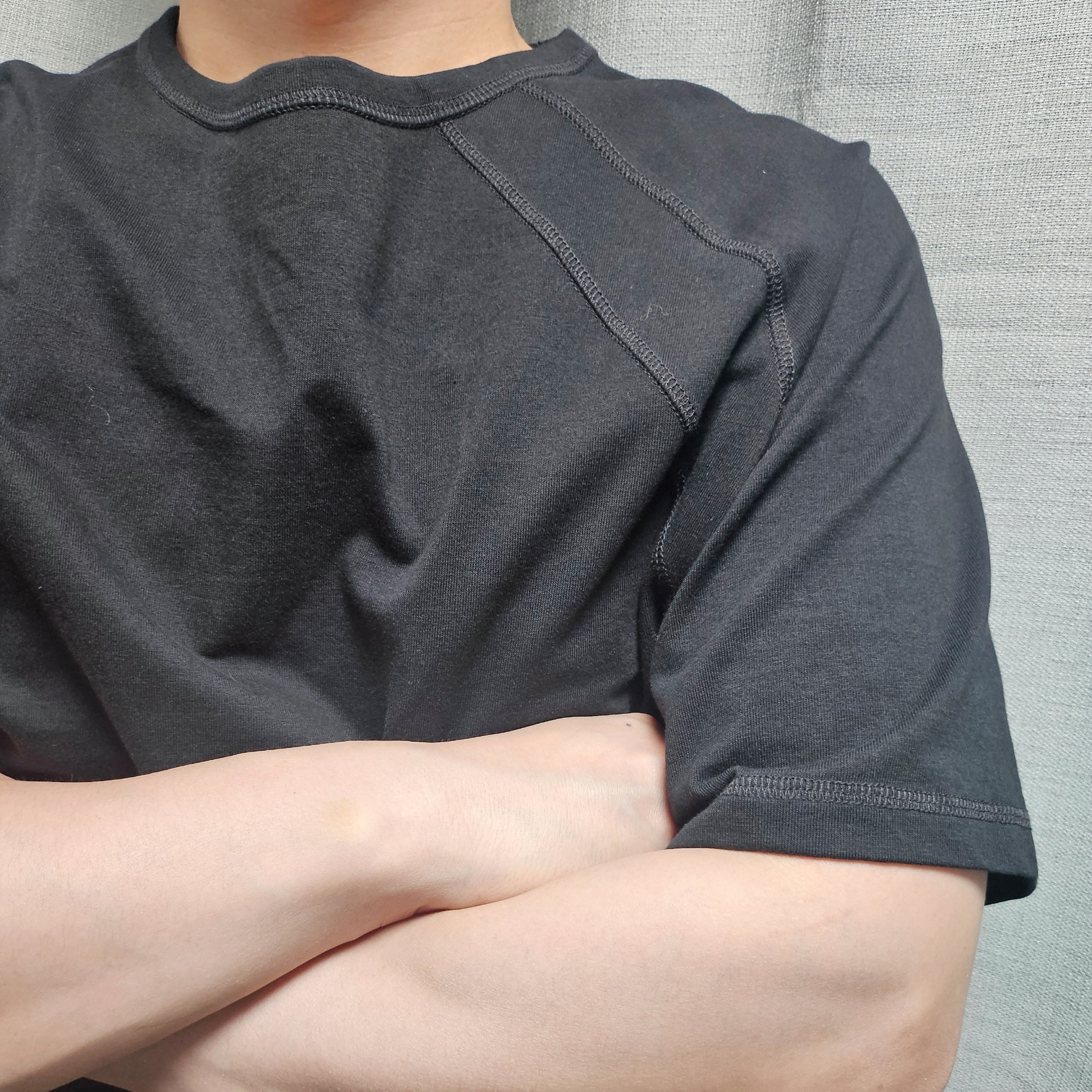 Riomeu Unbalance Incision Short Sleeve Chacoal 착용 스타일