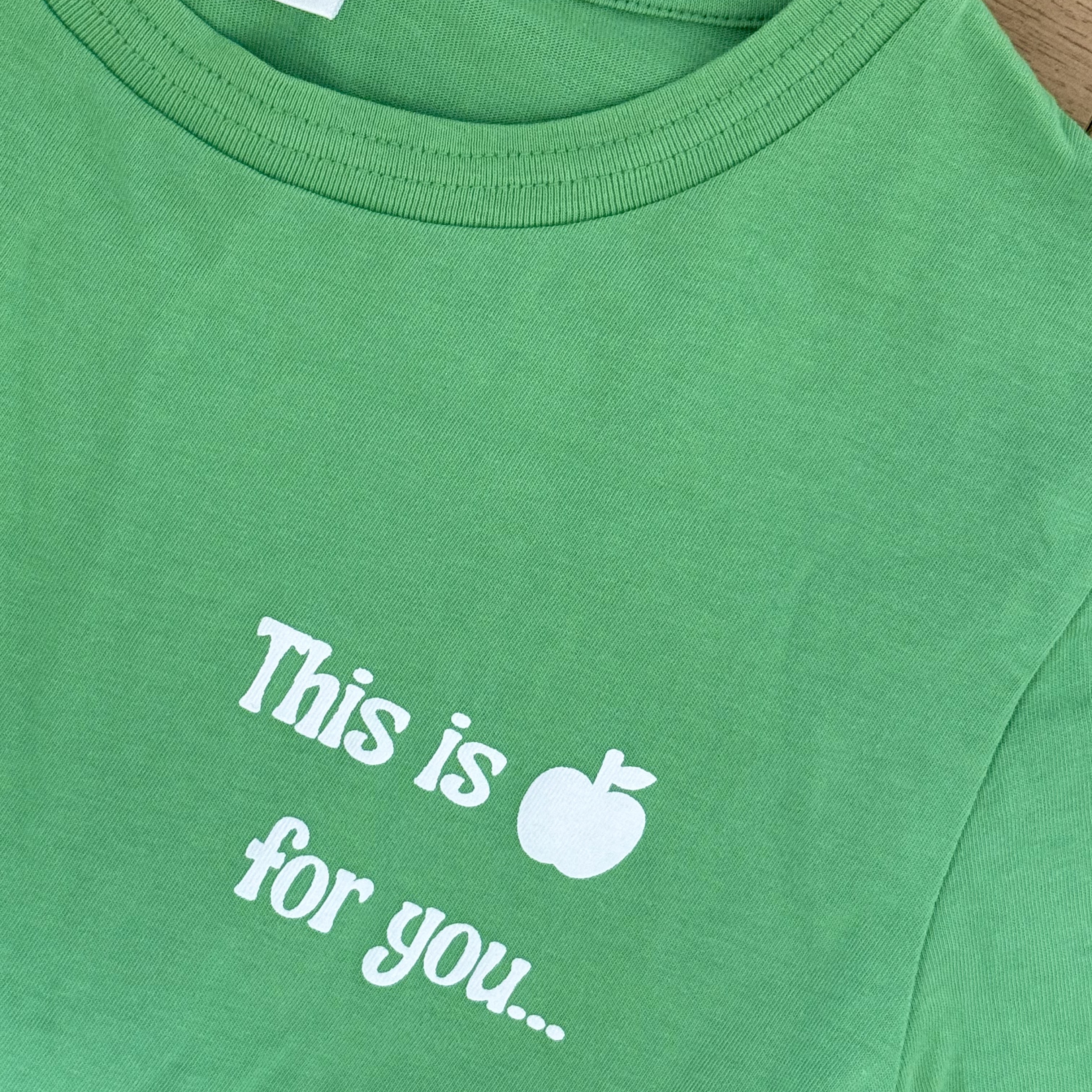 Isummerly Apple T-shirt Green 착용 스타일 - 2