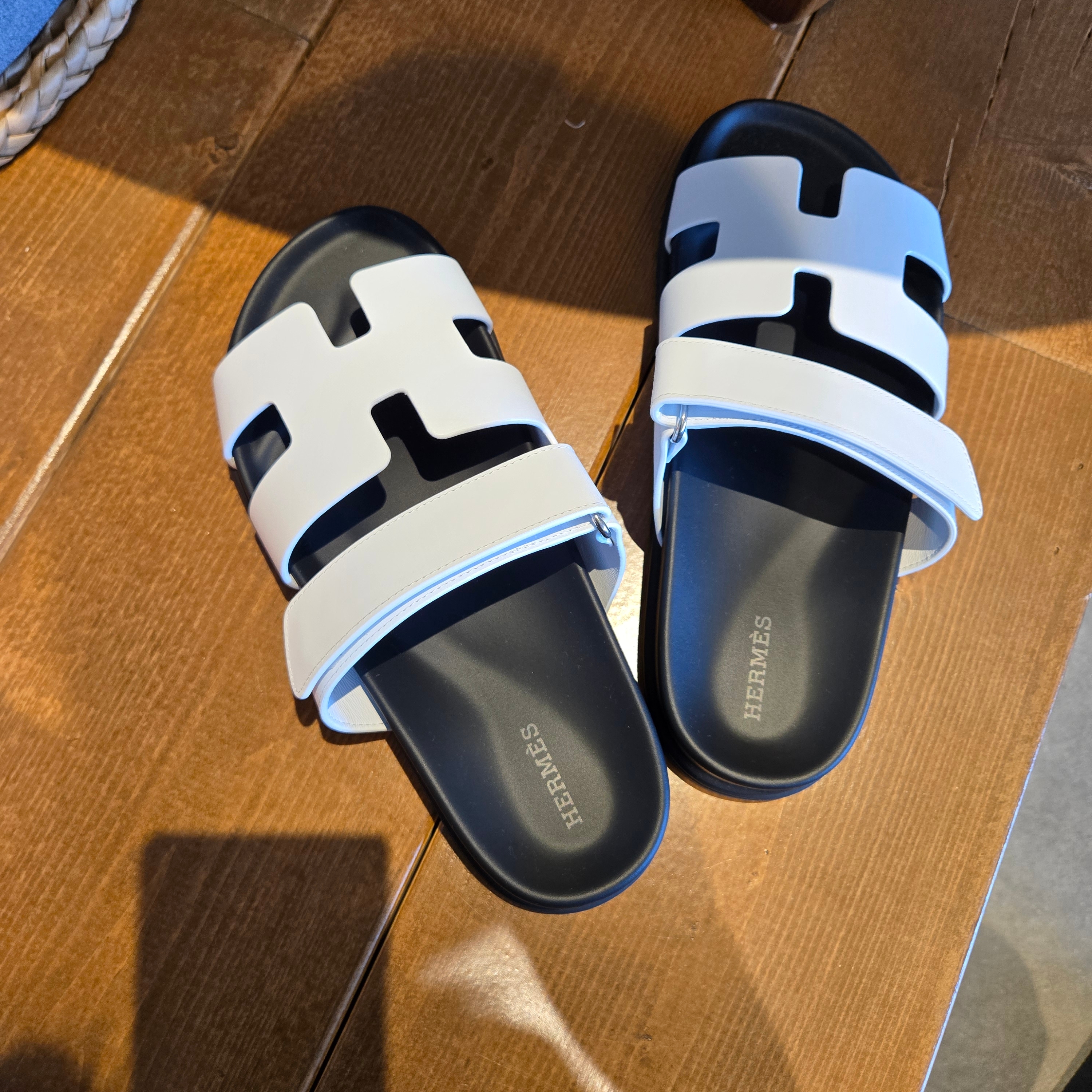(W) Hermes Chypre Sandal Calfskin & Blanc 착용 스타일 - 1