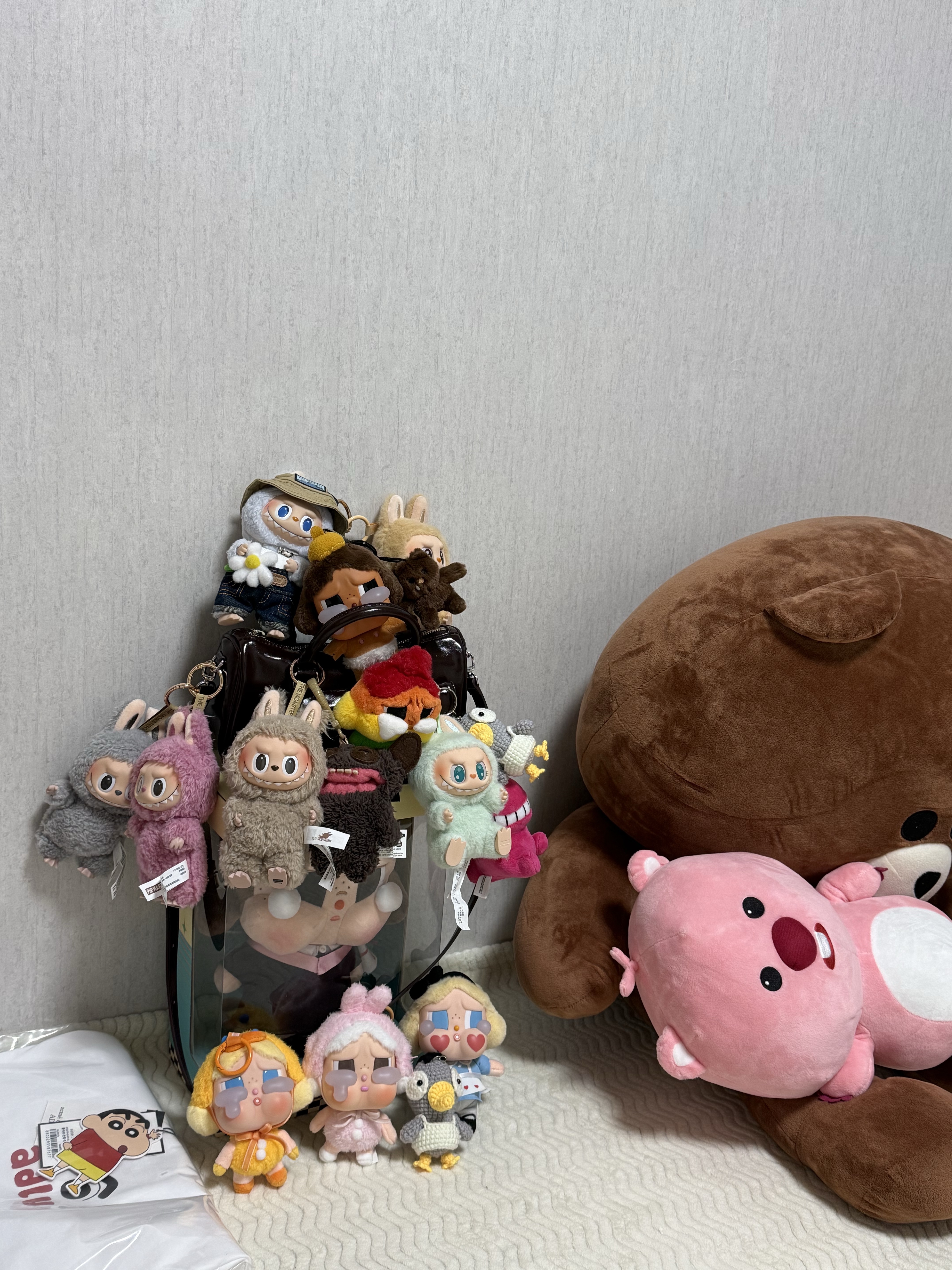Pop Mart Crybaby Cheer Up, Baby! Series Dolls Keyring, Pop Mart Labubu The Monsters Labubu Tasty Macarons Series Sesame Bean Keyring (Opened Case) 착용 스타일