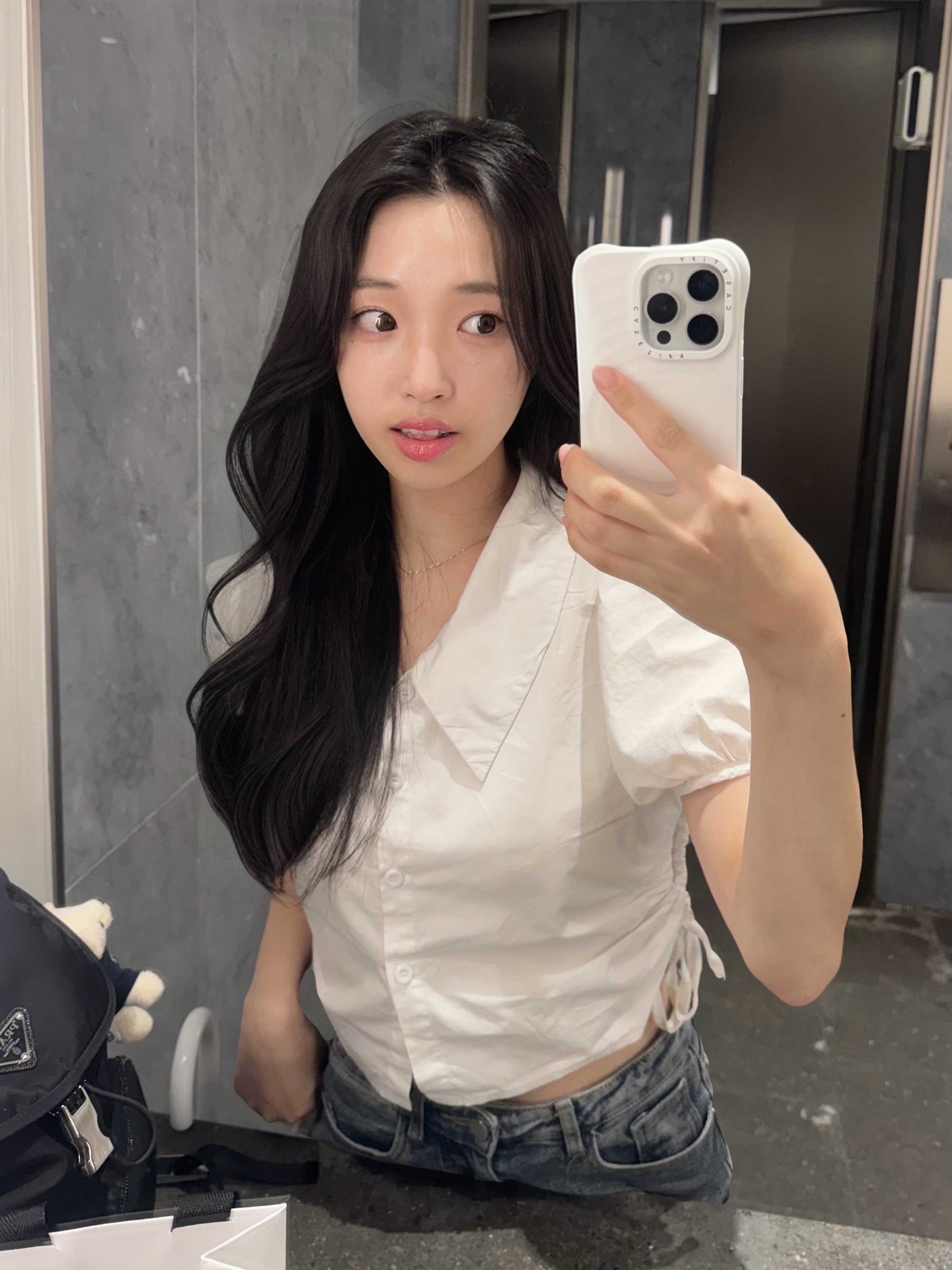 Casetify iPhone MagSafe Ripple Case White, Prada Pocono Backpack Black 착용 스타일