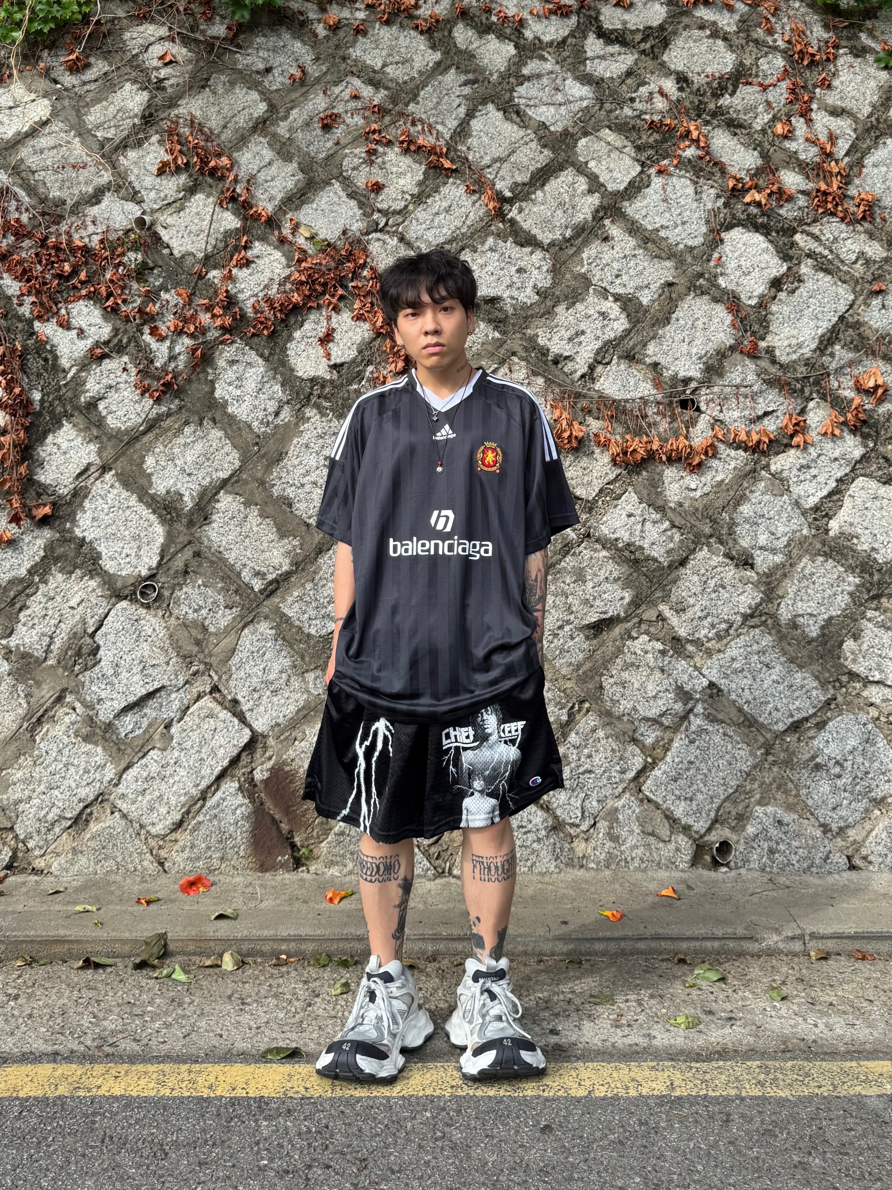 Balenciaga x Adidas Oversized Football T-Shirt Black, Balenciaga Cargo Sneakers White Grey 착용 스타일 - 2