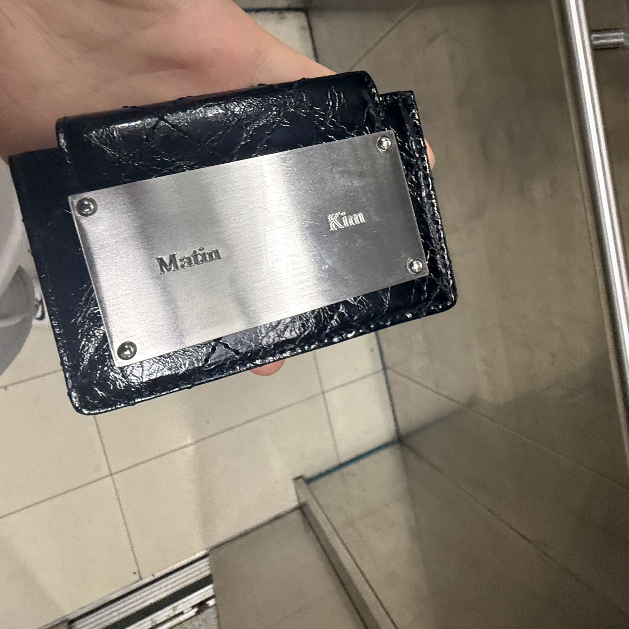 Matin Kim Quilting Accordion Wallet Black 착용 스타일