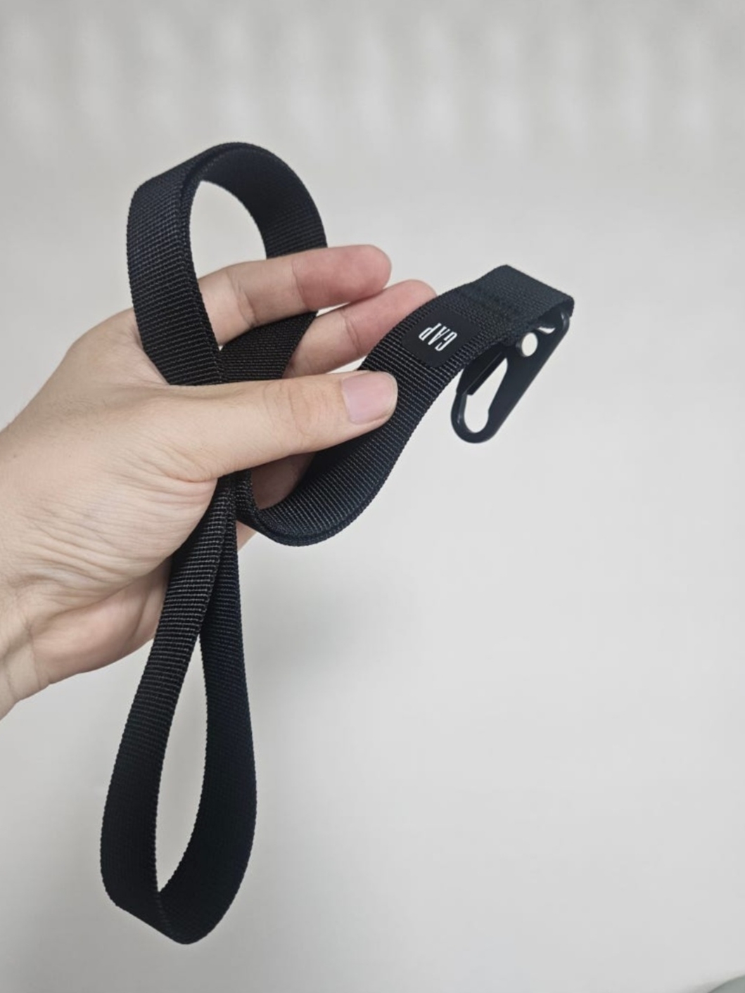 Yeezy Gap Keychain Black 착용 스타일